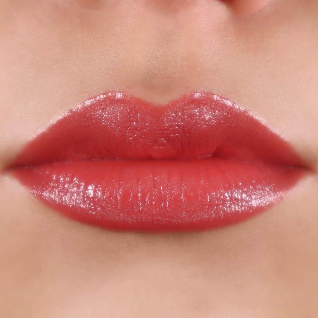 M∙A∙C Cosmetics Japanのインスタグラム：「【発売まであと3日！】 ひとぬりで、ぷるんとラブリーな唇へ！ビビッドで鮮やかな、濃密なカバレッジのある発色です💄 ㅤ 次の投稿で「ホット アズ チリ」に合わせた、春におすすめのメイクルックをご紹介いたします✨ ㅤ 🆕ラブ ミー リップスティック／ ホット アズ チリ（レッドブラウン） ㅤ *2021/4/6(火) 公式オンライン先行発売 ※午前10時発売予定。システムの影響により、多少前後する可能性がございます。何卒ご了承ください。 *2021/4/9(金) 全国発売 ㅤ Shot by M·A·C EVENT ARTIST Hatsuo Arisaka @hatsuo_mua ㅤ #MACLOVEME #MACラブミー #オレンジメイク #オレンジリップ」
