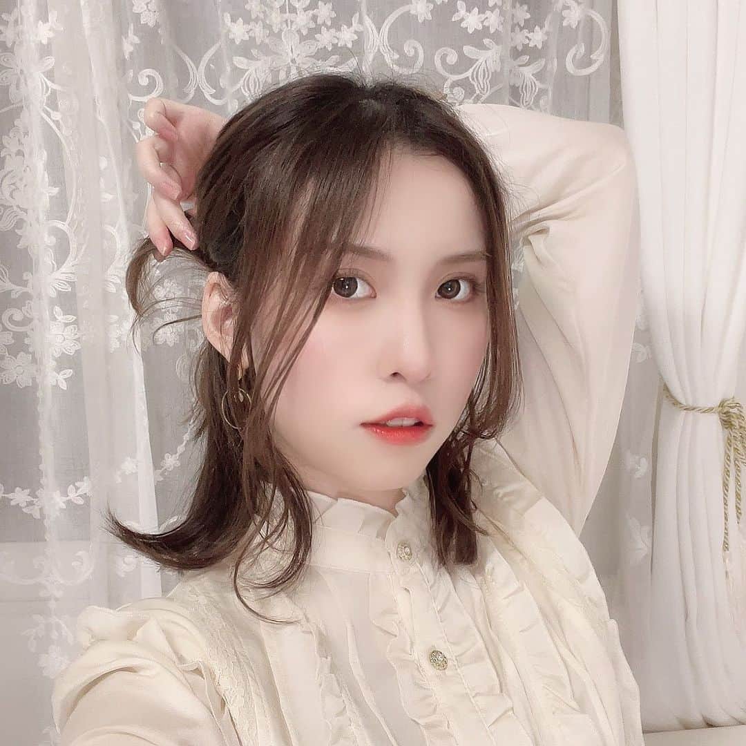 のインスタグラム：「面長だからハーフアップって苦手だと思っていたけれど、イヤリングと髪の巻き方を気をつければ結構いいかも✨  春になると浮かれちゃって お洒落したくなる🌸  #春名風花 #春 #髪型 #ヘアアレンジ #イヤリング」