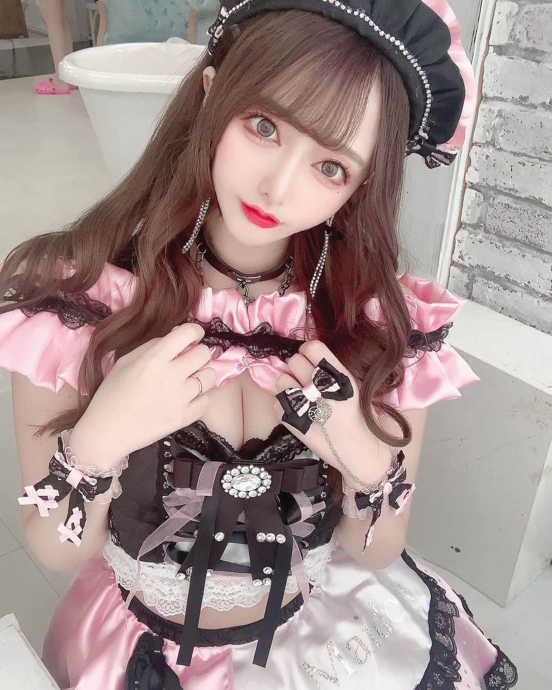 のインスタグラム：「. さきぼんちゃん(@sakibon69)と、くるみちゃん(@kurumilk_sato )のコンカフェ♥︎ #舞々悪魔 の衣装モデルさんさせていただきました🙊🎀🎀  わたしはえちえちなおっぱい衣装💓 細かいところとかアクセまで全部めっちゃ可愛いかった🥲 流石さきぼんちゃんプロデュース🎀  わたしもゲストさせていただく予定なので楽しみにしててね🙈💕  #コンカフェ #コンカフェキャスト #歌舞伎町 #歌舞伎町コンカフェ #新宿 #まいまいでびる #まいでび #アイドル #地雷メイク」
