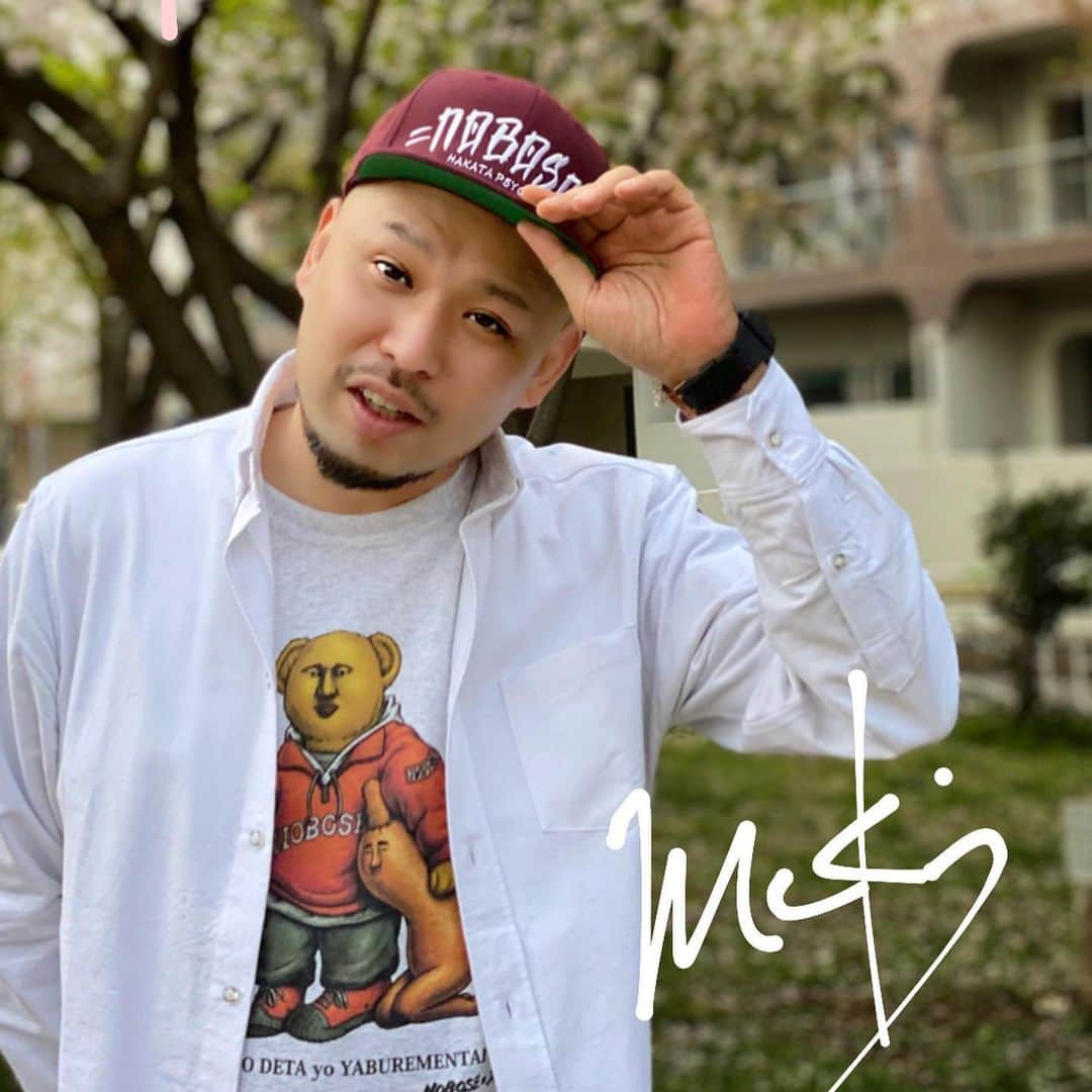 大江健次のインスタグラム：「2021年4月3日。わたくし大江健次。 遂に42歳になりました🙇‍♂️ と言う事は、、、 本日タイガー・ジェット・シンも77歳になりました㊗️ 42歳といえば... 中日ドラゴンズの山本昌選手が、、 200勝を達成した年齢でございます⚾️ (毎年恒例の入りです...)  芸歴も19年目突入ですか！ 桃鉄でもなかなかな周期です🍑 今年は相方から誕生日プレゼントで貰った レイバンのサングラスをかけて🕶 年一カッコつけ写真撮らせて貰いました🙇‍♂️ だいこーちゃん、いつもありがとう🙏  僕は子供の頃から大人になるまでずっと 母親が36歳の時に生まれた子と育てられましたが、 かーちゃんがふとした会話の中でボロっと 『実はずっと六歳サバ読んでた』と言い出して... 42歳で産んでくれた事実が発覚🤭 親父もグルになってその設定を ずっと子供に対して守ってたという謎の家族...  なんでかと親父に聞いたら、 『お母さんも女の子なんだよ』と謎のパンチライン 母は姉さん女房ですからね、息子納得🤔  楽させてあげたり、圧倒的な親孝行できないまま 7年前に母はこの世を去ってしまいましたが、 母親がチカラいっぱい産んでくれて、 まさに健康な次男a.k.a健次として育ちました。 そんな母親が僕を産んでくれた年齢に到達しました。 今年はその母の偉大さを噛み締めて生きて、 人間としては謙虚と感謝、礼儀正しさを念頭に、 芸人としては強烈、炸裂、爆裂の順番で、 ガッツリ生きてみようと思っています💪  おみくじ引いて、5年ぶりかな？大吉が✨  『願い事→→→遂に叶う』  キターーーーーーーーーー‼️‼️  見といてください👍  とにかく大江健次を街で見かけたら、 後ろから強く強く抱きしめてやってください笑。 お祝いメッセージとても嬉しいです🙇‍♂️  #mckj #4月3日 #42歳 #誕生日 #birthday #まさに #こりゃめでてーな」