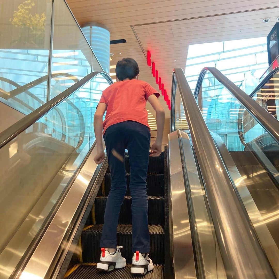 のインスタグラム：「ボク。どんどん大きくなる背と足。手の大きさは私とほとんど一緒。  #男子ママ #boysmom #足のサイズもほぼ一緒 #どこまで大きくなる #内田恭子 #kyokouchida」