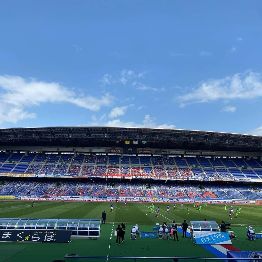 熊田曜子さんのインスタグラム写真 - (熊田曜子Instagram)「I've been watching soccer.  There were many kids areas and the children were delighted.  サッカー観戦してきたよ⚽️ じっとしていられない子供達は キッズエリアで遊んで ママはキッズエリアの保護者席から観戦出来た（かな😅） 屋内にもキッズエリアがあったり ステッカーぎもらえたり 子連れにも優しい環境でありがたかったなぁ☺️  #サッカー　#日産スタジアム　#観戦　#キッズエリア　#子連れに優しい　#春休み　#お出掛け」4月3日 16時14分 - kumadayoko