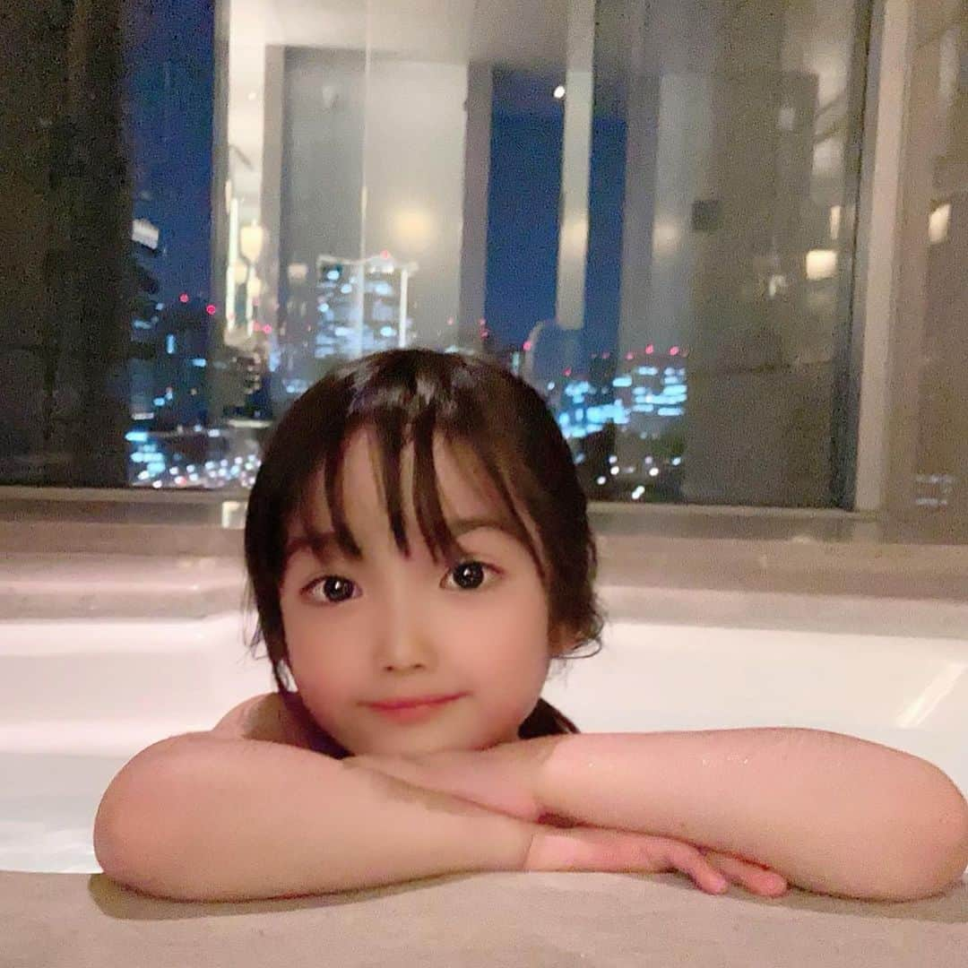 YUAのインスタグラム：「🛁 ゆあはチアを習っています。 でも受験まではしばらくお休みします。 明日発表会があるのでそこまで頑張ります。 楽しみにしていた発表会、がんばります✨ … … #チアダンスキッズ  #お受験 #お風呂画像関係なし」