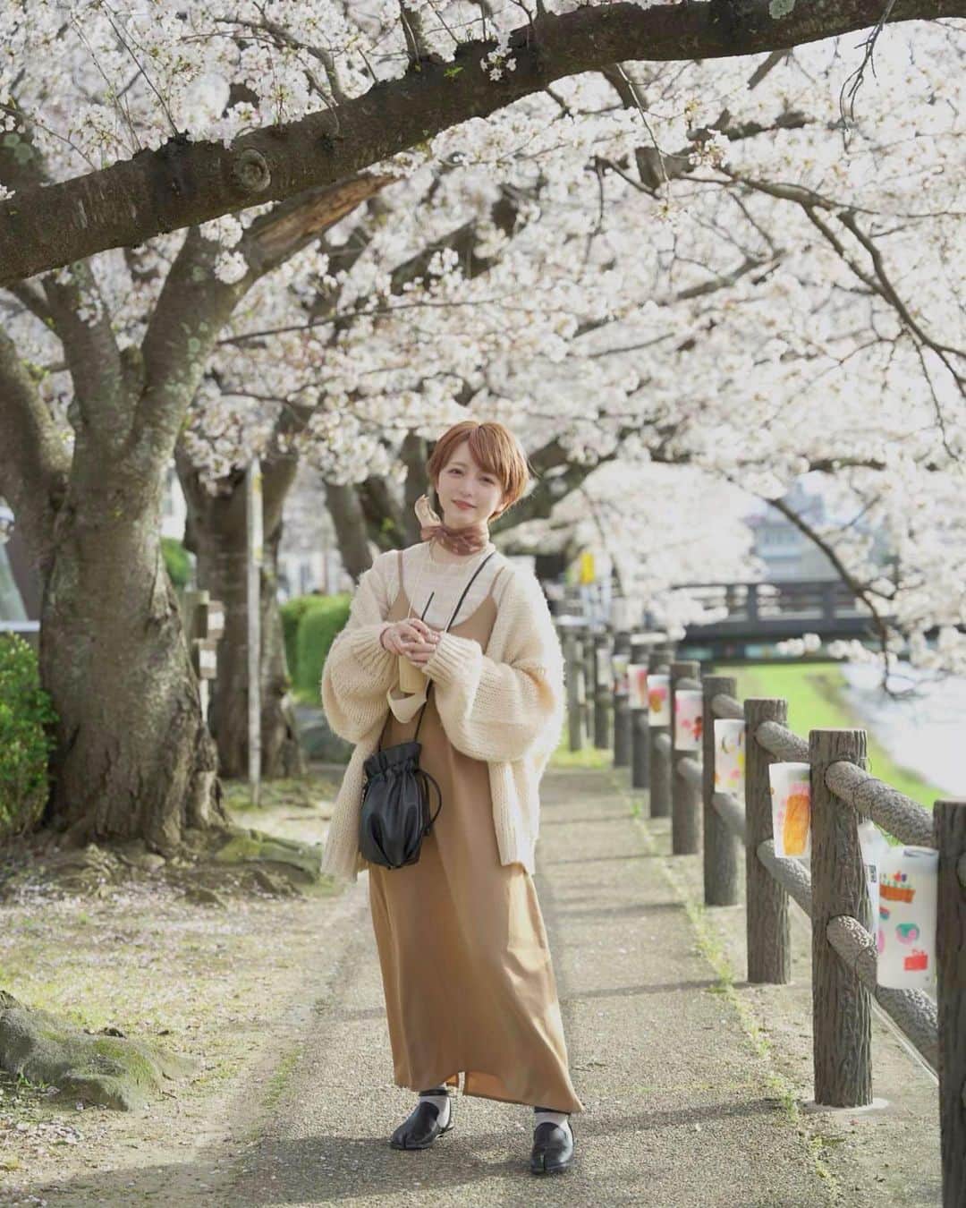 ゆ い りさんのインスタグラム写真 - (ゆ い りInstagram)「満開な桜でお花見☺️🌸 スカーフや皮小物で少し大人っぽさも ◌︎ このセットめっちゃかわいい 𓂃◌︎ ㅤ #メロウシアートップスワンピースセットアップ  #code #ootd #fifth #fifthtl @fifth_store  #フィフス #トレンド #セットアップ #ワンピース #低身長コーデ #春コーデ #ゆいりふく」4月3日 16時56分 - pamyuiri