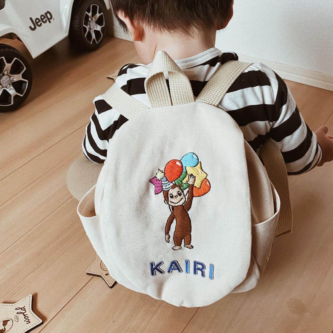 中川千世のインスタグラム：「. 3.28 1歳の誕生日に手作りリュック🎒を プレゼント🧡 パパは型取りをしてくれて 姉はミシンでリュックを作ってくれ あたしはジョージの刺繍をしただけ🤣 (とてつもなく不器用なあたしが刺繍できたのは まぢで奇跡😳😳😳😳) これからボロボロになるまで 使ってね🤣♥️」