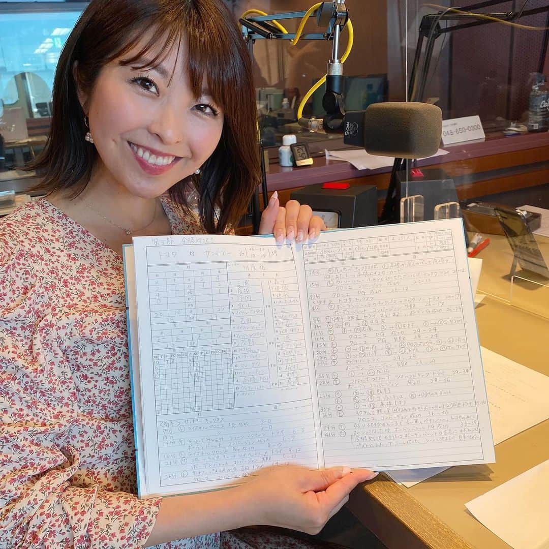 小尾渚沙さんのインスタグラム写真 - (小尾渚沙Instagram)「FM NACK5『おびハピ！』も、２年目に突入🌸 新年度も宜しくお願い致します✨ . 今日から新コーナー「週刊！おびスポ・ハピスポ」が始まりました✌️ . ハッピーさんと私が、それぞれ独自の視点と切り口で１週間のスポーツをマニアックに深掘りします🌼 . 初回の放送でしたが、私のラグビー愛によりあっという間に時間が過ぎてしまい、ハッピーさんのスポーツ情報は割愛となりました🤭💦 （ハッピーさんごめんなさい😂笑） . ラグビーに関して、ついついアツく語ってしまいました〜🤣💕 . コロナ禍でテレビ観戦が増えたので、最近はスコアブックをつけていますよ〜🏉 . 見返すとその試合の興奮がよみがえってくるので、とってもワクワクします😋💕 . また来週も朝8時からお昼12時は『おびハピ！』にお付き合いくださいね❤️ . . . #スワイプしてね 👉👉 #おびハピ795 #NACK5 #radiko #ラジオ  #ラグビー好き女子 #ラグ女 #ラグビー #ラグビー観戦  #トップリーグ #トップリーグ2021 #趣味  #ラグビーノート #スコアブック  #rugby #topleague #japanrugby #stayhome  #japanrugbytopleague #jsports  #ラグビー好きな人と繋がりたい  #フリーアナウンサー #小尾渚沙 #🏉」4月3日 17時34分 - obi_nagisa