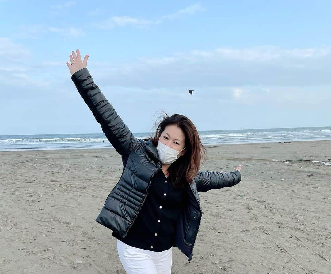 岡安弥生さんのインスタグラム写真 - (岡安弥生Instagram)「久々の海風が気持ちいい〜。#春の海#海風#強風#日焼け#ポカポカ#ロケ#髪ボサボサすぎ#茨城#海岸#リポート#ibaraki #beach#report」4月3日 18時07分 - yayoin3