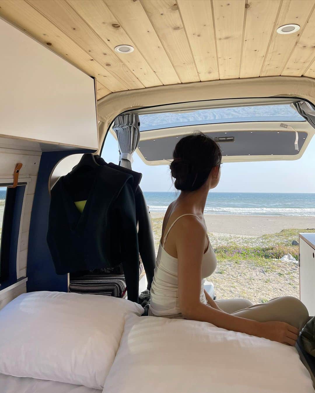 栗山遥さんのインスタグラム写真 - (栗山遥Instagram)「目的地を決めずに、波のあるところを移動しながら自由なバンの旅。電気も水もすごく限られているけれど、自然がいつでもすぐ側にあって、生きてるな〜〜〜✨って全身で感じられる。 暮らしながら旅をするって、まさにこのこと。自由という豊かさ💕🙏🏽」4月3日 18時04分 - harukakuriyama