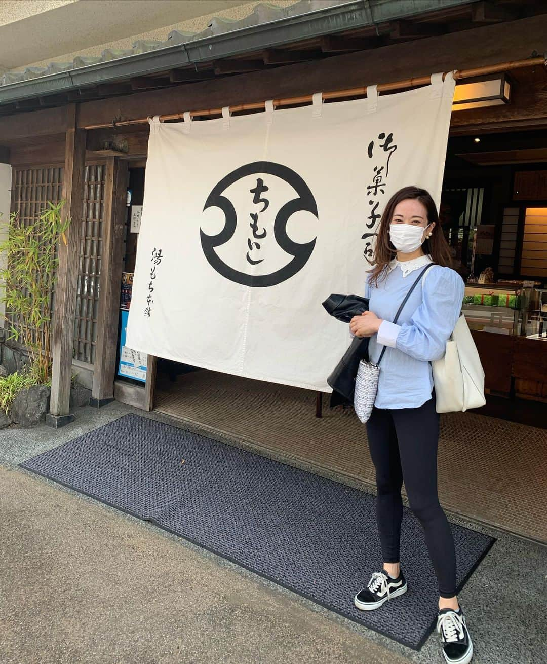 沢瀉美緒さんのインスタグラム写真 - (沢瀉美緒Instagram)「※ Famous Japanese sweets  from @chimoto_hakone 💛 . 箱根と言えばちもとのわらび餅。 そして、お土産には八里✨ . つい寄ってしまうお店です😌 . . #ちもと #箱根湯本 #hokone #箱根 #わらび餅 #八里」4月3日 18時17分 - mio_omodaka