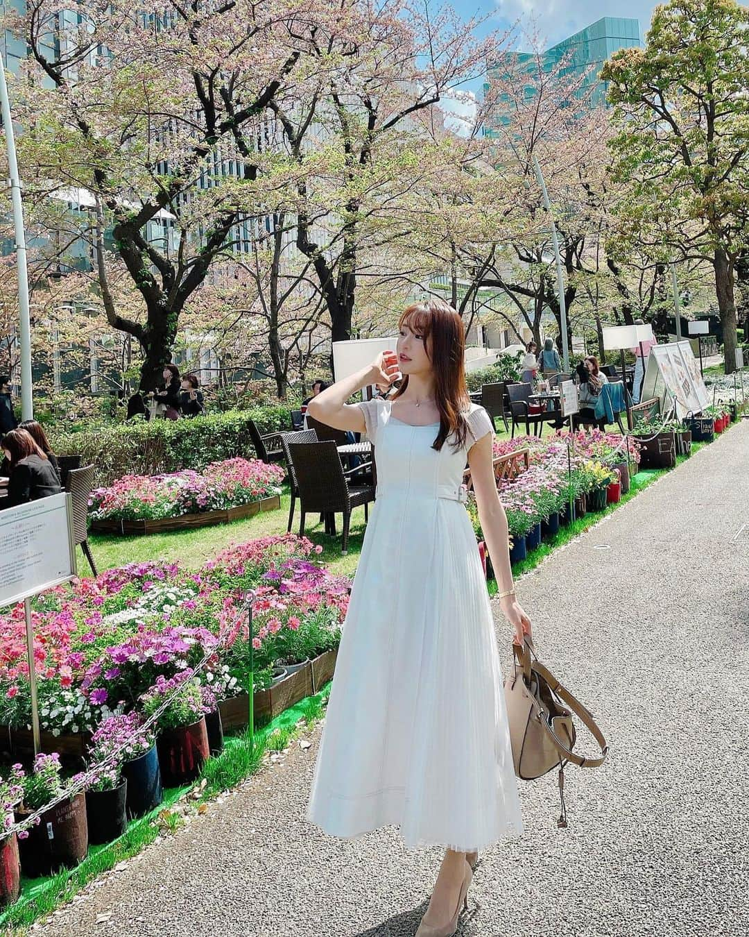 松岡里枝さんのインスタグラム写真 - (松岡里枝Instagram)「春ですね〜☺️🌸🌸  今日はちょこっとお買い物して、そのあと自宅にお友達夫婦が来てまったり🥰  ワンピース、トップス @mercuryduo_com  バッグ @loewe  パンプス @dianashoespress   春らしいホワイトコーデでした🐶💕  そして いよいよ肌見せの季節なので 先日も痩身エステ @27cosmeginza に行ってきました🥰  今回は 【ハイグレイドリメイクボディコース】🌸  内容は、 ボディトータルケアで骨盤矯正、 加圧、EMSでインナーマッスル強化 と、キャビテーション、 足のむくみ除去してくれるメドマー です🌟  運動不足なので、寝たまま筋トレ効果を得られるのが助かります✌🏻✨✨  初回は20歳〜35歳の方限定で 【50%OFF】になるそうです☺️💓  #mercuryduo #loewe #diana #マーキュリーデュオ #ロエベ #ダイアナ #27コスメ銀座 #エステ」4月3日 18時10分 - okarie1023