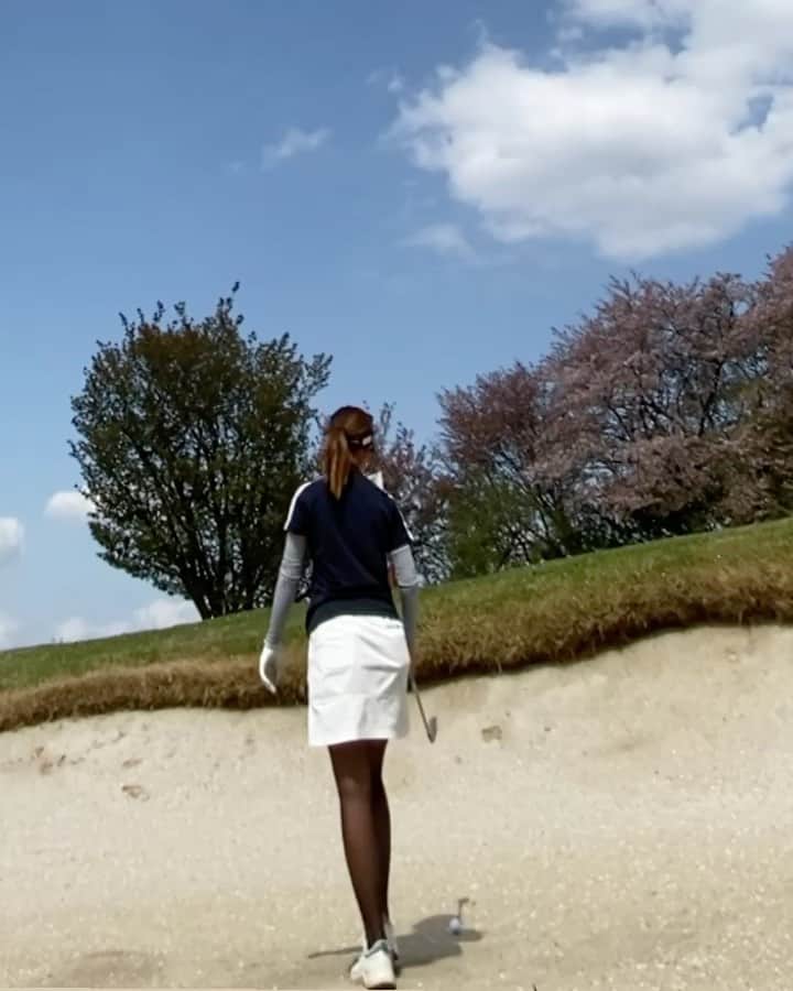 青木茉里奈のインスタグラム：「バンカー大好き❣️ _ _ _ _ _ _ _ _ _ _ _ _ _ _ _ _ _ _ _ _ _ _ _ _ _ _ _ _ #golf #ゴルフ #ラウンド  #andperse #ゴルフウェア  #ecco #ゴルフシューズ  #eyevol #サングラス」