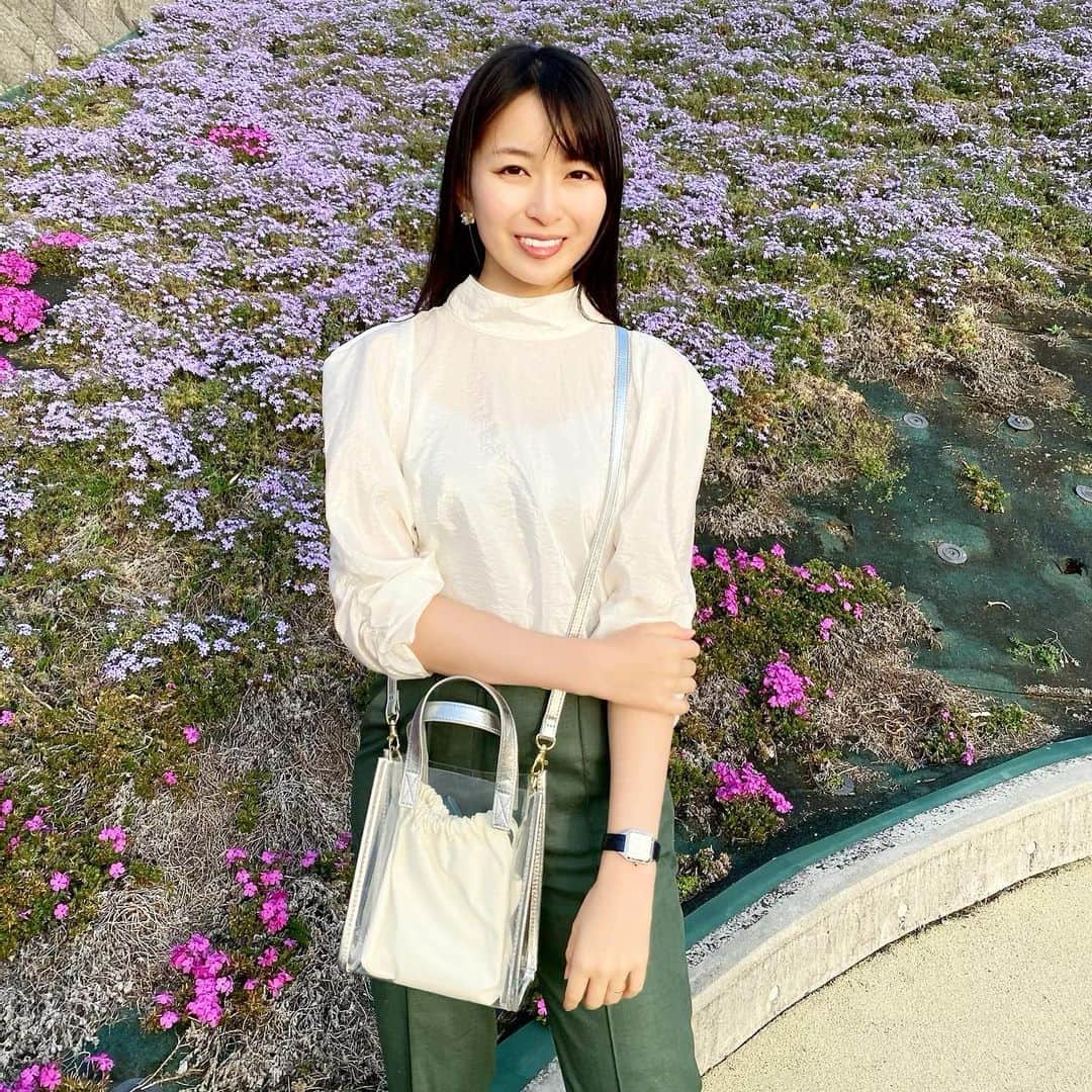 岩間恵のインスタグラム：「ZARAのトップスお気に入り🤍  笛吹市は春がいちばん綺麗なのに 黄砂&PM2.5でモヤモヤしてた...☁️風も強かった〜🍃」