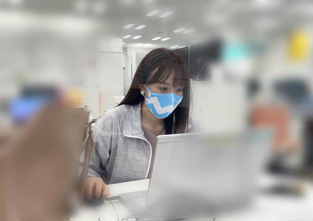 島田一輝のインスタグラム：「土曜日に会社にいくと、 パーテーション越しに森さんがいらっしゃいます。  一生懸命#ウイニング競馬 の準備をされていました。  一年先輩の森さん、いつも同期のように接してくださる優しい先輩です。  2枚目の写真は、競馬っぽいポーズをお願いした写真です。  私はこの後、22:30から放送、#SPORTSウォッチャー　です。 これから、毎週土曜日と日曜日に出演いたします！  ぜひご覧ください！  #テレビ東京 #アナウンサー #森香澄 先輩 #島田一輝 #肉肉 #顔が小さすぎてマスクに飲み込まれる先輩」