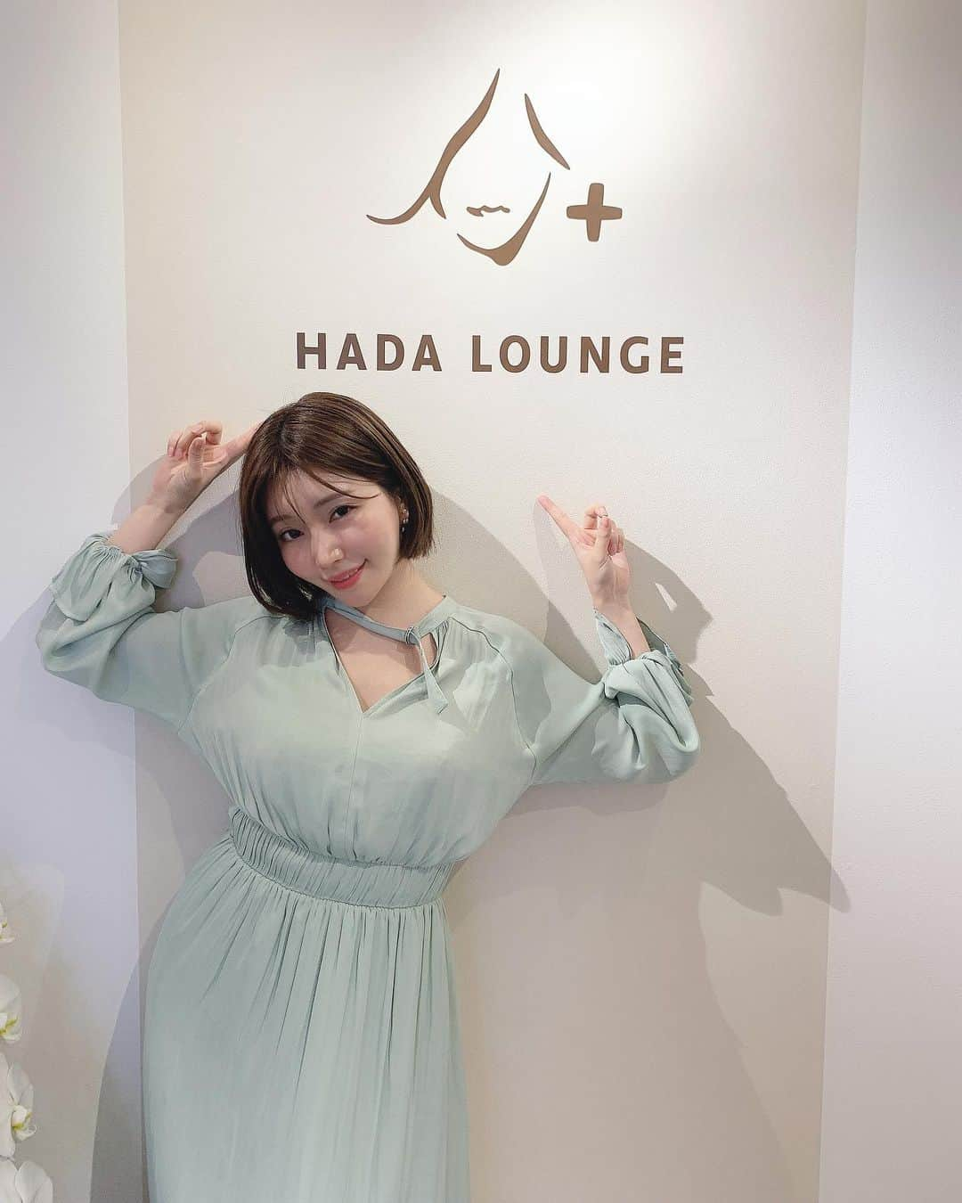 古河由衣さんのインスタグラム写真 - (古河由衣Instagram)「@hada__lounge さんに 行ってきました💓 ずーっと注目してたクリニックでしたが 予想通り本当によかった！！✨ 2.3枚目は目元以外すっぴんです🥰  ハダラウンジは一人一人にあった美容医療をカスタマイズして施術してくれます💓 肌チェック→drのオンライン診療→毛穴洗浄→超音波導入を組み合わせてくれました☺️  わたしは水分量はかなり良好でしたが油分が少なすぎていたのと 小鼻の毛穴がかなり気になっていたので この組み合わせが抜群でした！！ 毛穴さよならです👋 イベントにて、一眼レフ接写も大歓迎ですね💓笑  スタッフさんもみんな美人でドキドキしました💓 男性も毛穴洗浄とかはかなりいいと思いますよ🥰  超音波はセルフで簡単でした！ セルフでやるからこそ実現できた 低価格なんだなぁと✨  ちょっと何言ってるかわからない！と思う男性、多いと思いますが 美容好きな女子にはきっと伝わるはず💓 そして男性もこれを機に 興味を持ってくれたらと思います😍  お得すぎる無料体験今なら受けられるので チェックしてね😻 ⬇️こちらから無料体験予約 https://hada-lounge.com/reservation  次回も楽しみー💗  #ハダラウンジ  #hadalounge  #美肌ケア  #セラミド  #超音波  #ハイドラフェイシャル  #ピーリング  #美白点滴  #表参道  #スキンケア  #ビタミンc  #美容  #美容好きな人と繋がりたい  #グラビアアイドル  #モデル  #被写体  #美尻  #尻トレ  #筋トレ女子  #美白ケア  #おねえさん」4月3日 18時42分 - furuyuistagram