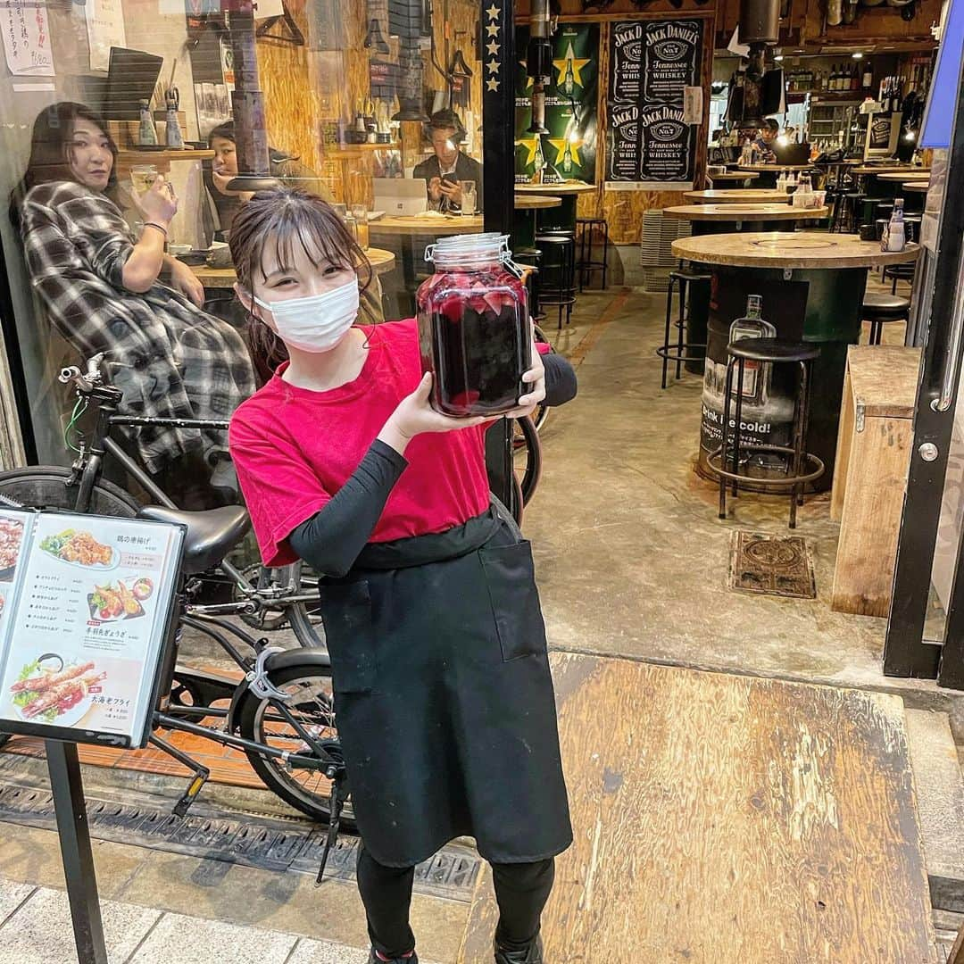 海千山千番長なんば店〈公式〉さんのインスタグラム写真 - (海千山千番長なんば店〈公式〉Instagram)「こんばんわ！皆さんいかがお過ごしですか？？☺️ じっくり漬け込んだ自家製サングリアおいてます！のみに来てくださいね😍  時短がまた長引きそうですが、こんな時こそ、楽しくいきましょう！！💪  お店でお待ちしております！👏  #海千山千番長#裏難波店#GEMS難波店#エルカナヤ#裏難波グルメ#焼肉#焼き鳥#浜焼き#お刺身#なんでもあります#大阪グルメ #大阪居酒屋#道具屋筋#難波千日前#でかい#水槽が#目印です」4月3日 18時36分 - umisenyamasenbancho