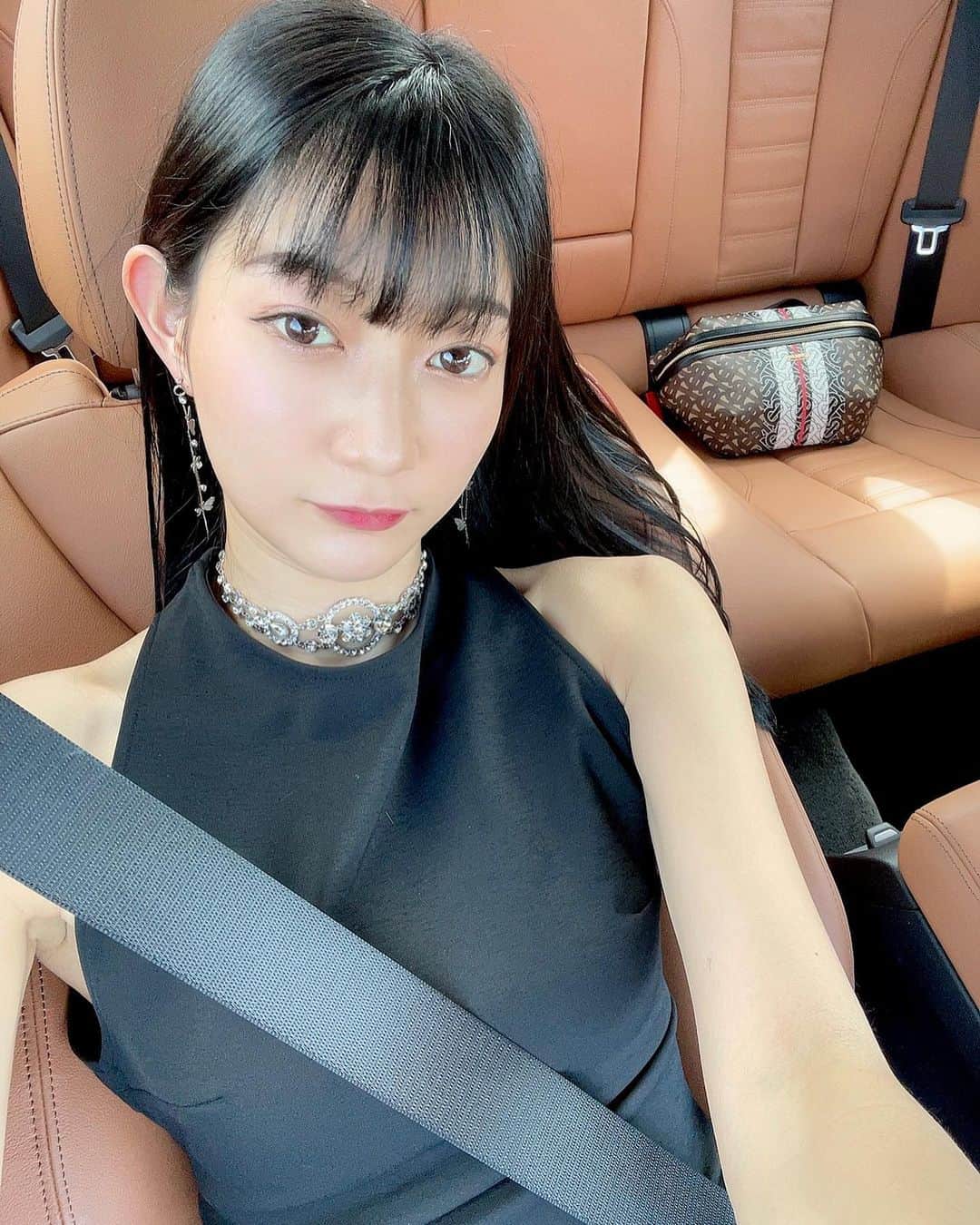 のインスタグラム：「BMW NEW 4 SERIES . ちょっくら旅行に🚙黒髪いいでしょ🖤 #bmw」