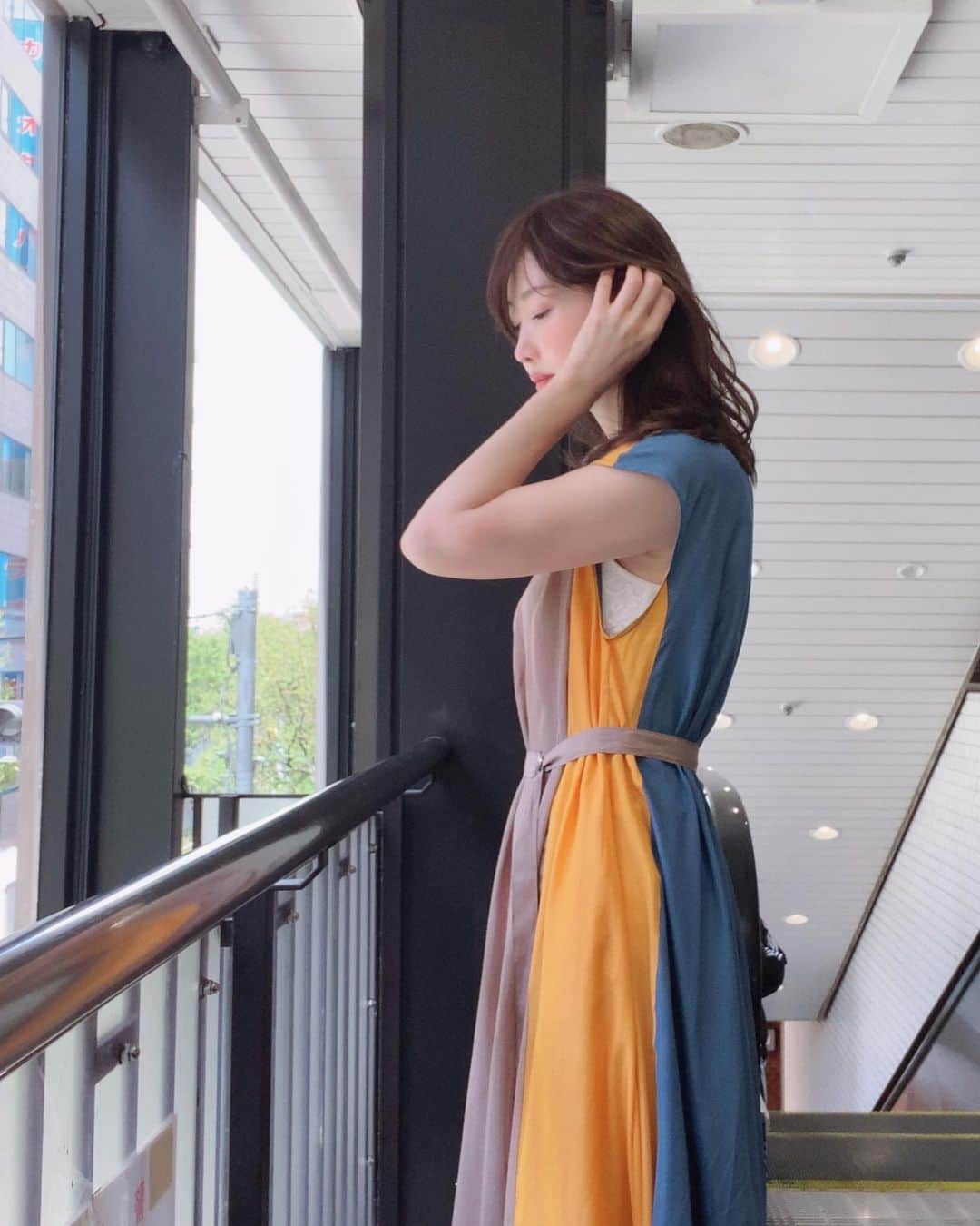 渋谷恭子さんのインスタグラム写真 - (渋谷恭子Instagram)「着るだけで明るい気持ちになれる @jetsetsoloplus の WEB別注カラーブロックワンピース👗  見る角度によって雰囲気が変わるよ！ 私はベージュ前、ブルー後ろで着てるけど、前後2wayだから逆でも着られるの😉  サイドのオレンジっぽいイエローが華やか🧡 これからの季節の日差しに映えるね✨✨✨  #jetsetsoloplus #ジェットセットソロプラス #春コーデ #PR #ワンピ #ワンピース #ママ #ママコーデ #ママスタイル #ママスタグラム」4月3日 18時59分 - kyoko.86