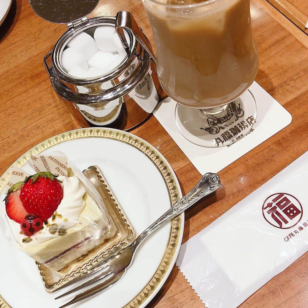 りお（民謡ガールズ）のインスタグラム：「てんとう虫チョコが可愛すぎた🍫 4/4(日)17:00〜インスタライブします！！ 三味線を2人で弾きます！！ ぜひお越しください😊 ・ ・ ・ ・ ・ ・ ・ ・ #大阪カフェ #カフェ巡り #cafe #丸福珈琲店 #coffee #cake #ピスタチオ #ケーキ #カフェオレ #珈琲 #お洒落 #美味しい #カフェ #レトロ #retro #likeforlikes #followｍe #좋아요 #팔로우 #스위트 #japanese #japanesegirl #japanesecafe #民謡アンバサダー #吏桜」
