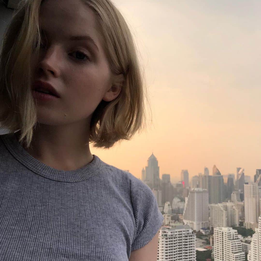 エリー・バンバーのインスタグラム：「the serpent is out on netflix worldwide!! i had such a wonderful time in such a wonderful city with wonderful people shooting this show. @netflix @bbc @mammothscreen #theserpent」