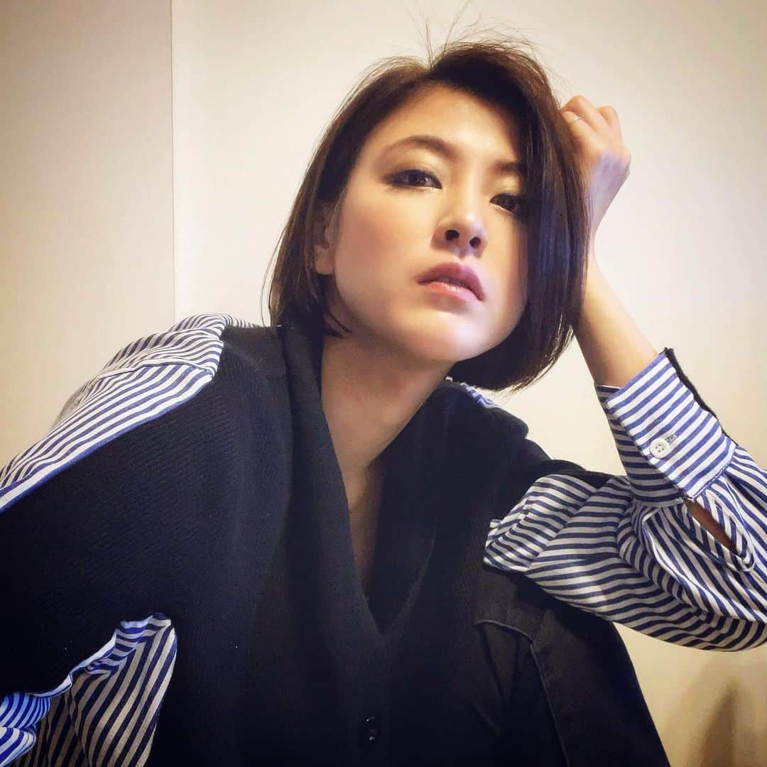源崎トモエのインスタグラム：「思い切って髪バッサリ切りました💇‍♀️ . どうかな？どうかな？🤡 . ストーリーではみんな高評価コメントありがとう🥺 正直ギリギリまで悩んだけど切ってよかったかも！💗 . #haircut #shorthair #bobhaircut #imagechange #hairfashion  #ヘアカット #ショートボブ #ボブ  #イメチェン #イメチェンカット  #切りっぱなしボブ #ワンレンボブ」