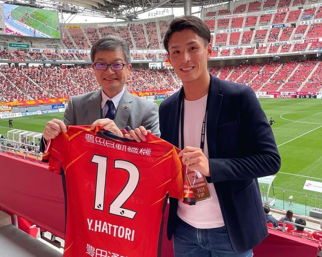 服部勇馬のインスタグラム：「グランパスvsFC東京戦を豊田スタジアムで観戦させていただきました。 開幕7連勝とはなりませんでしたが持ち前の堅い守備で今節もクリーンシート👏 これからもグランパスファミリーの一員として応援しています！！  小西社長を始めとするスタッフの皆様ありがとうございました。  選手の皆さんお疲れ様でした！！  #名古屋グランパス#grampus  #allfornagoya」