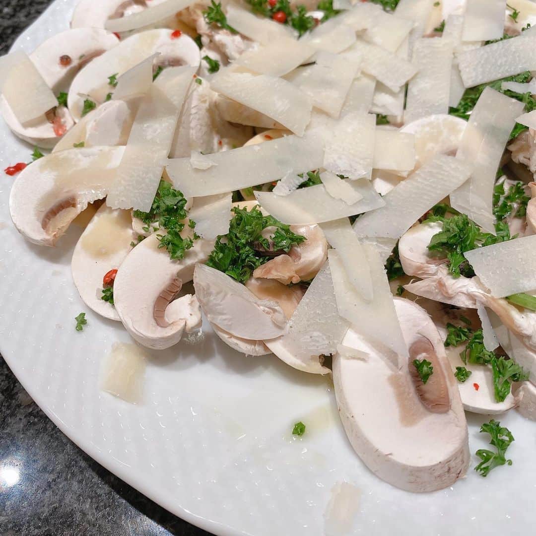 早見優さんのインスタグラム写真 - (早見優Instagram)「My favorite!! White mushroom salad with Parmesan cheese and pink peppercorn  今夜は白マッシュルームサラダとピンクペッパーコーン  #mushroom #mushroomsalad #salad #マッシュルーム #サラダ  #ピンクペッパーコーン」4月3日 21時09分 - yuyuhayami