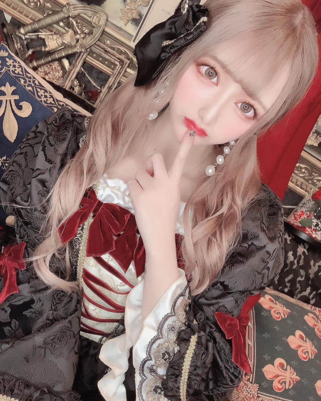 のインスタグラム：「.  🎀キャンドレゲスト出勤(生誕)のお知らせ🎀  日程 ♥︎ 4/25(日) 19:00-23:00 場所 ♥︎ 東京都新宿区歌舞伎町1-2-13 新光ビル4F  キャンドレさんで生誕祭行わせていただきます🥺💕 詳細は2枚目に🎀  遠隔&予約のみシャンパンは1週間前、 通常シャンパンは前日までに予約お願いします🌸 予約は ・お名前 ・人数 ・来店予定時間 ・シャンパン種類 をわたしにdmで送ってください🥰 特典も気軽にdmで聞いてね🥂！ オリシャン(¥30,000)も予約してくれる方いたら追加します🙊💓 (特典: 写メ2枚,メセカ,ボトル持ち帰り可♡)  キャンドレさんは前回のイベントでも凄い楽しかった思い出の場所🌸 そこでお誕生日会できるの嬉しいのでぜひきてくれたら 嬉しいです‪( ´•̥  ̫ •̥` )‬💓!!  わからないことあったらDMできいてね💓 . #コンカフェ #コンカフェキャスト #生誕 #生誕祭 #歌舞伎町 #歌舞伎町コンカフェ」