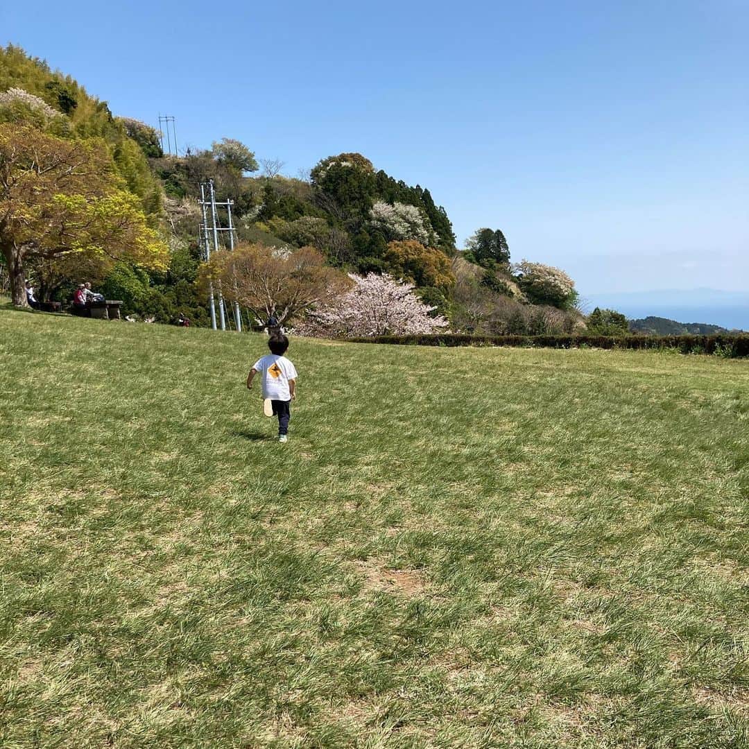 重長智子さんのインスタグラム写真 - (重長智子Instagram)「. . 標高501mの高草山。 . 桜は散り始めていましたが、 とにかく絶景でした🌸🌸 . とても静かな公園で、 鳥のさえずりや風の音が聴こえ、 心が落ち着くはずなのですが… . 4歳児は走り回って、 てんとう虫と触れ合って、 縄跳びして…忙しかったです💦 . . ※写真は4/3の様子です📸 . . #高草山 #静岡市と焼津市の間 #絶景スポット #駐車場のある公園 #蜜じゃない #ピクニック #自由な4歳児 #0歳児は抱っこ紐」4月3日 21時32分 - tomoko_shigenaga