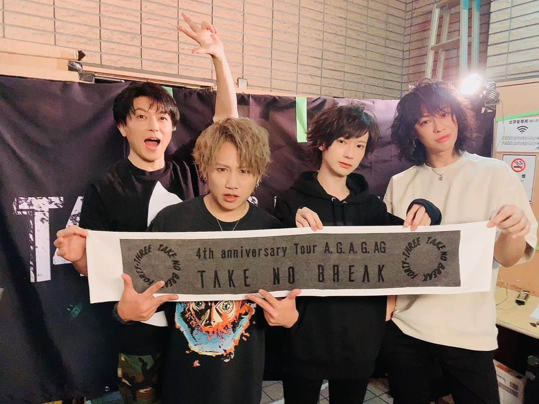 YOMIさんのインスタグラム写真 - (YOMIInstagram)「TAKE NO BREAK 4th anniversary Tour A.G.A.G.AG 大塚ハーツ＋ お疲れ様でした！  4周年祝ってくれてありがとうー！  5月15日 名古屋3STAR 5月16日 大阪 京橋Arc ライヴ決定しました。  まだ厳しい状況が続きますが…感染症対策を徹底し活動していこうと思います。後程詳細オフィシャルから出します！ #takenobreak #ちょうど #4周年 #明日から #5年目 #ジャンプし過ぎて #ヤバイ #体力づくり #します」4月3日 21時36分 - nightmare.yomi