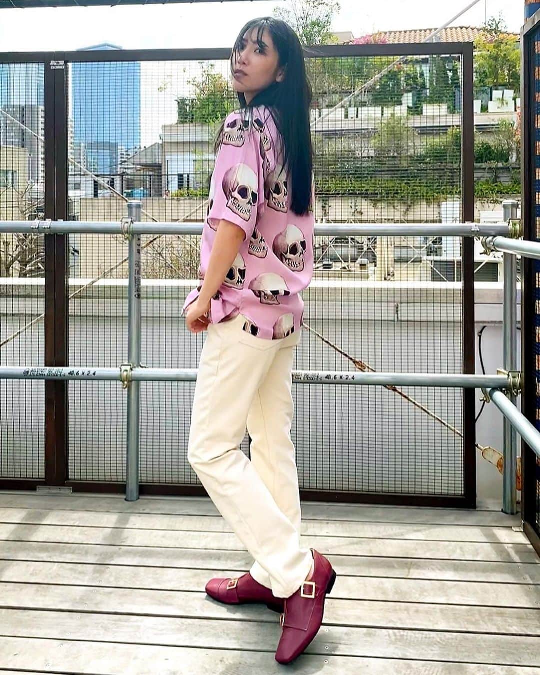 椿梨央のインスタグラム：「本日から毎週土曜日 LotusTVにてone-o Radio(ワンオーレーディオ)の アシスタントMCを務めることに なりました〜👏 13時から15時の2時間の生放送でお送りします！ . . one-o Radioとは PR会社ワンオーの 【コトバにできないものが世界を変える】 『人を、社会を、そして地球を、ファッションの力で豊かに』を コンセプトとしファッションを切り口とした東京と世界をファッションで繋ぐ キュレーションプログラムです！ . . 番組内で着ている服が LotusTVの会員登録(無料)するだけでその場で購入できますのでそちらもチェックして下さい！ . . 今回ご紹介させて頂いたお店は 原宿のキャットストリートにある メンズセレクトショップ CANNABISさんです👕 今日の衣装もCANNABISさんのです！ @cannabis_tokyo  . . LotusTV見たよで 10%割引になるみたいですよ^^ この機会に是非CANNABISさんに 行ってみてください🚗 ＊店舗に行かないと割引されません。 . . . #野球 #野球女子 #モデル #ファッション #服 #メンズファッション #cannabis #椿梨央」
