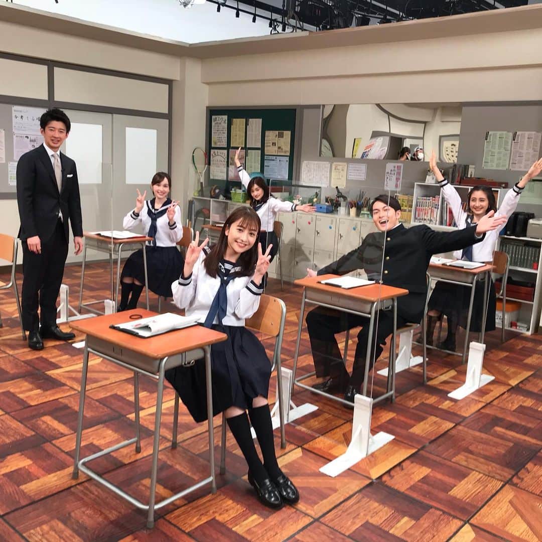 のインスタグラム：「2021春のプレゼン祭🌸 TBSまた新たな春を迎えます。  6人のアナウンサーがそれぞれ新番組を熱くプレゼン！  空き時間にみんなでコンビニ行ってお菓子パーティーしたり、 隙間時間にわきゃわきゃしたり、 高校生に戻ったみたいで😂 アナウンサー同士で集まれることがほとんどないので、 たのしい収録でした！  ちなみにわたしは火曜ドラマ #着飾る恋には理由があって を担当。 忙しい現場にも関わらず、キャストスタッフの皆さんが本当に優しく温かく迎え入れていただき感謝しきれません😭 たくさん貴重なお話を聞かせていただきました。 みなさんのドラマにかける情熱をしっかりお届けできていれば幸いです。 放送スタートが待ちきれません🌸  もちろん！ #オオカミ少年 も登場しますよ🐺  #春のプレゼン祭 #スパイス近藤 #コンビニスイーツ小林 #ベーシスト宇賀神 #副担任杉山先生　そして #ハイテンション篠原  ちなみに日比は、 #入社6年目 #28歳になります #セーラー服また着ました #不安」