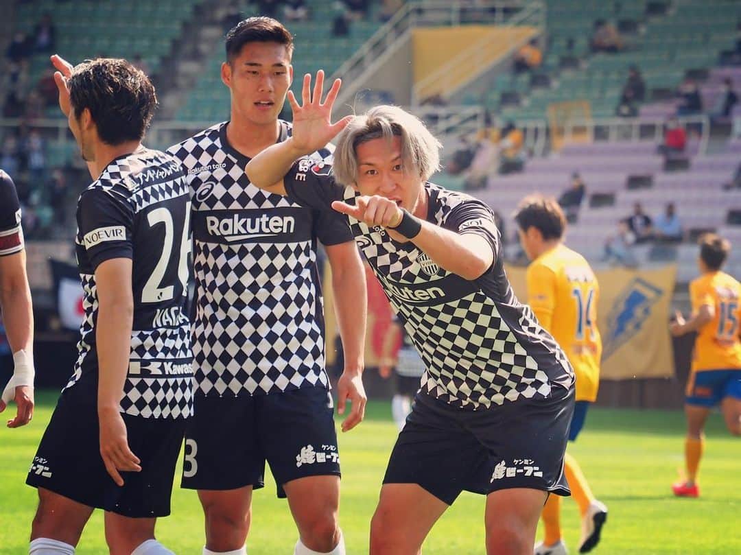 菊池流帆のインスタグラム：「ベガルタ仙台戦。 小さい頃からずっと試合を見てたユアスタでの試合。  ここで観る側ではなくプレーする側になりたい。 一つ夢が叶いました。 ベガルタ仙台の10番になるという夢はヴィッセルの17番に変わっていました。  家族も知り合いの人も来てくれた中でゴールできて良かった。 幸せです。ありがとうございます。  そしてなんと錦鯉の 「見た目で損してるぅ」 ずっとしたかった夢が叶いました。 DAZNに映らなかったのが1番の心残りです。 これからはちゃんと映像に残るようにそっちを見ときますね。  神戸からわざわざ来てくれたサポーターの皆さん、DAZNで応援してくれた方々本当にいつもありがとうございます🔥🔥🔥 みなさん大好きです‼️  みなさん、せーのっ 「見た目で損してるぅ」 #ダビドリューホ #ダビドハナミチ #サクラギリューホ #竈門炭治郎リューホ #錦鯉リューホ #チアゴネーヴィス #ロペス #梁勇基 #てつどんな顔でみとんねん #食ったろか #点取った後カメラ探した #あそこに一台あるぞ #やってやる #見た目で損してるぅ #でも全く普通の顔してる #本当はもっと目を丸くできるねん #多分これは終わりかけちゃうかな #あと欲を言えば手が逆やねん #ずんだシェイク大好き #これが神戸に浸透しますように #よいしょーの嵐 #またなんかゴールパフォ考えよ #あたしんち #まさおボーちゃんねね #銀髪とおるくん #白銀のたらこ #閃光の鬼神 #雷の呼吸壱ノ型霹靂一閃  #大トロリューホ」