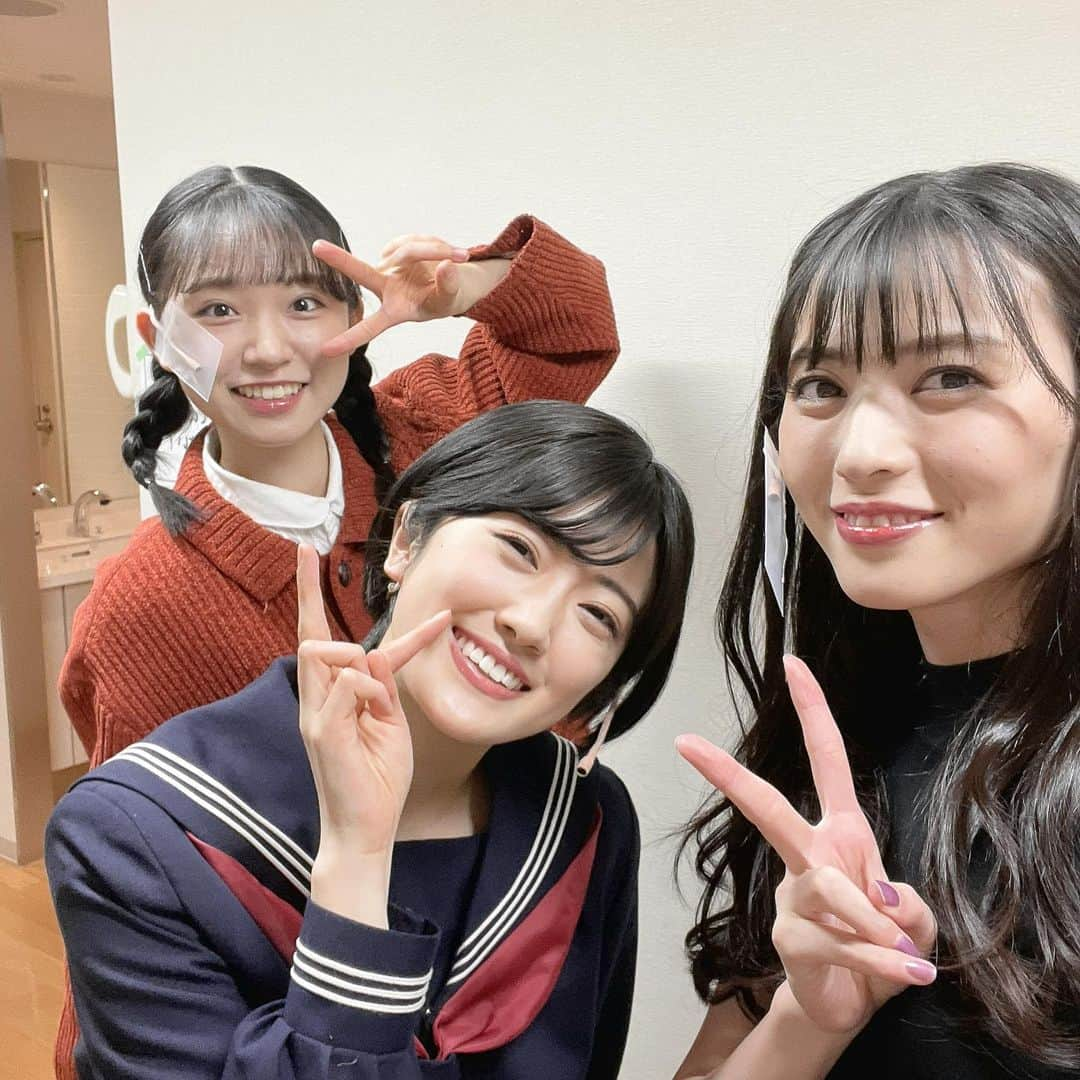 矢島舞美さんのインスタグラム写真 - (矢島舞美Instagram)「. 舞台『フラガール-dance for smile-』無事に初日を迎えられた事に感謝です。 コロナ禍の今だからこそ、再演する意味があると信じて、この1ヶ月キャスト、スタッフみんなで頑張ってきました。 変わりゆく時代を力強く生き抜き必死に未来を切り開いていこうと奮闘する人々のエネルギーで、 何か、2021年に生きる皆さまにも、頑張る力、諦めない力、助け合う合う心をお届けできていたらいいな。 . まだまだ気の抜けない日々が続いていますが、みんなで完走できるよう体調管理にも努めて行きます！！ . こんな大変な中、足を運んで下さった皆様、本当にありがとうございました。たくさんのお客様を目の前にしてカーテンコール、ウルっときちゃいました。 . 来られなかったけどエールを送って下さった皆様もありがとうございます！引き続きお互い、健康に気を付けて今を生き抜きましょう✊ . . #フラガール#舞台」4月3日 22時11分 - maimiyajima_official_uf