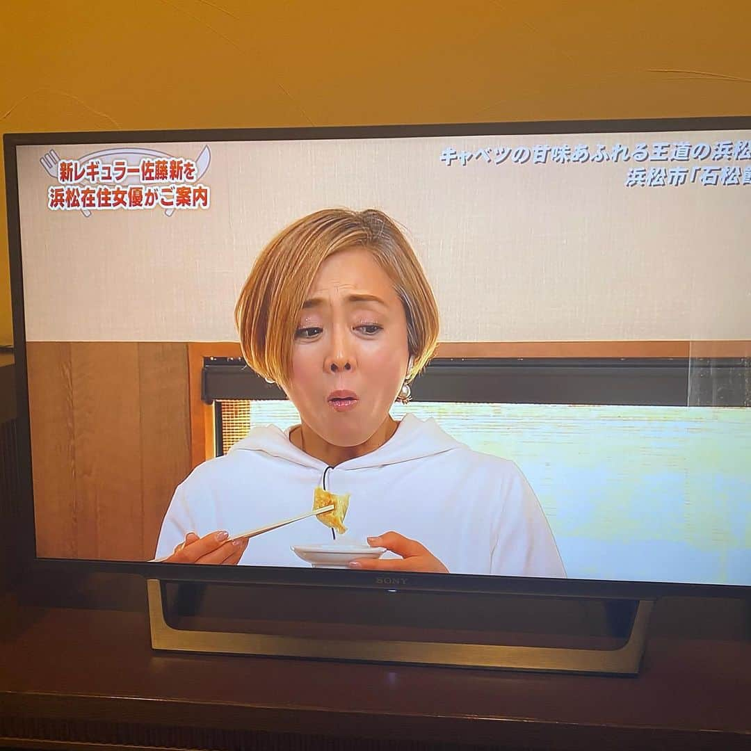 熊谷真実さんのインスタグラム写真 - (熊谷真実Instagram)「美味しそうに食べるわね。  静岡県で有名な番組、クサデカに出演させていただきました！  ジオリエルタルテラス 石松餃子 えびすやフルーツ Naru蕎麦  クサデカのスタッフさん！ありがとうございました😊  #どこも美味しくて#くさでか #くさでかで紹介された店 #くさでか紹介の店 #熊谷真実#ジオリエルタルテラス#石松餃子#えびすやフルーツ#naruそば」4月3日 22時11分 - mami_kumagai310