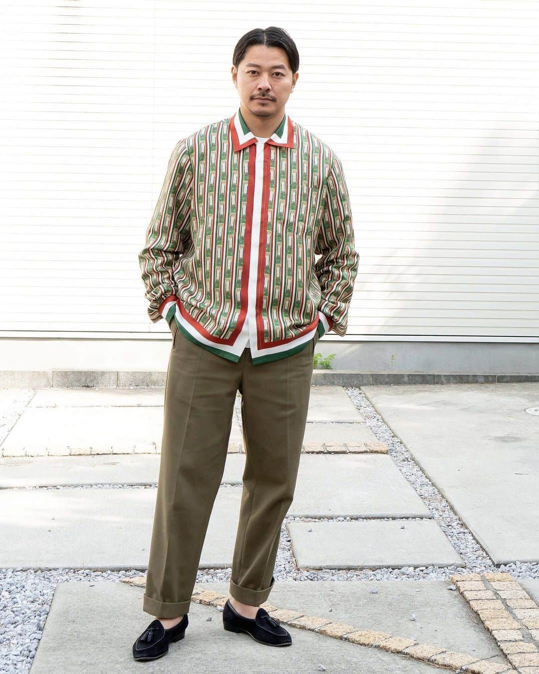高田朋佳のインスタグラム：「@barneysjapan さんで購入した @casablancabrand のシルクプリントシャツ。シルクのシャツは手入れが大変なので敬遠していましたが、こちらは柄と色出しに惚れて買ってしまいました… 合わせた @tangent.clothing_official のフレンチアーミーパンツはオーセンティックなシルエットなので、クラシックにも、こんなエキセントリックな雰囲気にもハマってしまう万能なヤツ。 ジャンル問わず好きなものを着るのは、自分らしくて好きなスタイルです。  ———————————————————————— #barneysnewyork #casablancabrand #tangent  #dressstyle #elegantstyle #modernclassicstyle #newclassicstyle #fashion #mensfashion #mensdressstyle #suitsstyle #dapperstyle #takadachannel」
