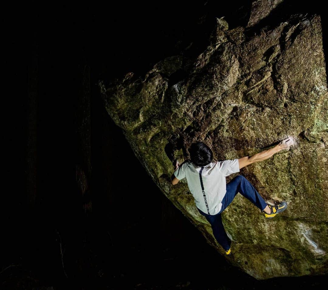 中島徹のインスタグラム：「🔥🔥🔥 problem: Paradigm V14 climber: @saruzaemon9  Location: Hero, Gifu  That was good start as a employee!  昨年かなり苦労していた下呂のパラダイムを昨晩登ることができた。昨年は寒く、乾燥したコンディションの元で3日間ひたすら最後の一手で落ち続け、かなり打ちひしがれた気持ちだった。  それが昨晩は15℃を越え、小雨が降る中、本当に呆気なく登れてしまった。嬉しいよりも「何故登れた？信じられない」という気持ちが先行してしまうほど、不思議な体験だった。  ボルダリングはまだまだわからないことばかりだ。」