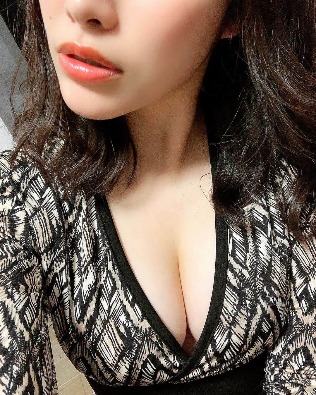 熟女人妻のネグリジェ姿4 春原未来さんのインスタグラム写真 - (春原未来Instagram)「今週の #スノトーク の配信終わりました🙋🏻‍♀️ 今日は熟女人妻感漂う佇まい🤣🤣  次のオフ会,05月08日(土)都内で開催になりそうです❣⃛気になる方は予定空けておいてくださいね！ I bought a new dress.  It's ...