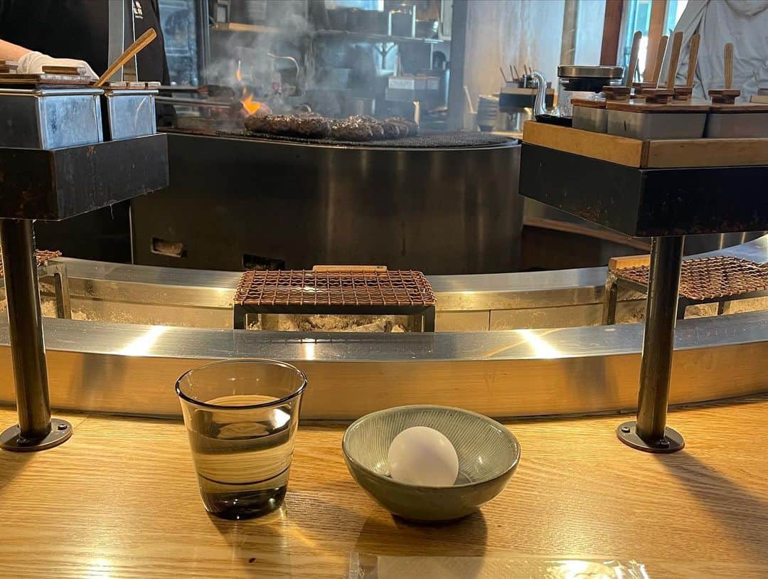 まきさんのインスタグラム写真 - (まきInstagram)「🍚💕  挽肉と米のハンバーグを 食べに行って来ました！！  一回目は オープン後に行ったら、 昼の部終了ってなっていて 食べられず..  二回目は 記帳をしないといけないことを知り、 食べられず..  三回目は 記帳するために8:30に行ったら、 もう大行列で食べられず..  そして今回！！ 7:30にお店に到着⏰ 無事に記帳することが出来ました！！  ほんとに格別に感じたぁ。。ハンバーグ三個なんて、ペロっと食べれるし。。ご飯もお味噌汁も美味しかったし。。  大満足でした🤰🙏🏼✨  #挽肉と米#吉祥寺#ハンバーグ#ランチ#foodstagram#instafood#あゆくま#あゆみくりかまき」4月3日 23時14分 - maki_ayumikurikamaki