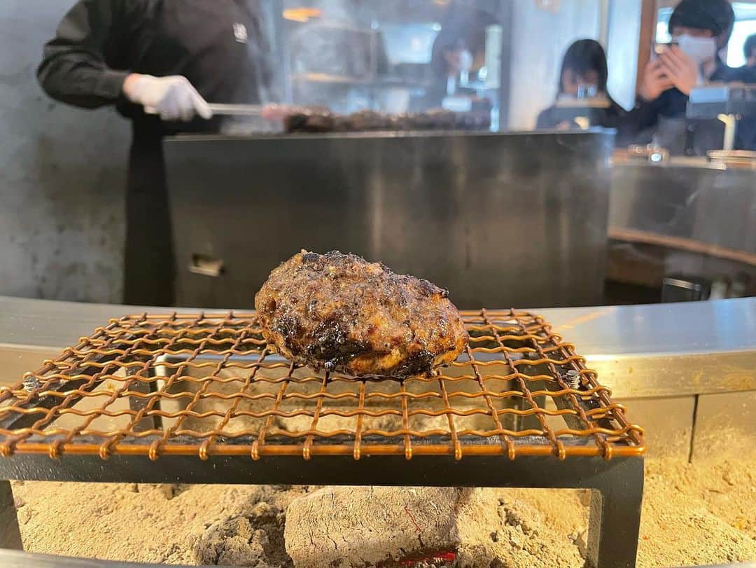 まきさんのインスタグラム写真 - (まきInstagram)「🍚💕  挽肉と米のハンバーグを 食べに行って来ました！！  一回目は オープン後に行ったら、 昼の部終了ってなっていて 食べられず..  二回目は 記帳をしないといけないことを知り、 食べられず..  三回目は 記帳するために8:30に行ったら、 もう大行列で食べられず..  そして今回！！ 7:30にお店に到着⏰ 無事に記帳することが出来ました！！  ほんとに格別に感じたぁ。。ハンバーグ三個なんて、ペロっと食べれるし。。ご飯もお味噌汁も美味しかったし。。  大満足でした🤰🙏🏼✨  #挽肉と米#吉祥寺#ハンバーグ#ランチ#foodstagram#instafood#あゆくま#あゆみくりかまき」4月3日 23時14分 - maki_ayumikurikamaki