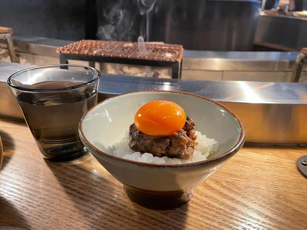 まきのインスタグラム：「🍚💕  挽肉と米のハンバーグを 食べに行って来ました！！  一回目は オープン後に行ったら、 昼の部終了ってなっていて 食べられず..  二回目は 記帳をしないといけないことを知り、 食べられず..  三回目は 記帳するために8:30に行ったら、 もう大行列で食べられず..  そして今回！！ 7:30にお店に到着⏰ 無事に記帳することが出来ました！！  ほんとに格別に感じたぁ。。ハンバーグ三個なんて、ペロっと食べれるし。。ご飯もお味噌汁も美味しかったし。。  大満足でした🤰🙏🏼✨  #挽肉と米#吉祥寺#ハンバーグ#ランチ#foodstagram#instafood#あゆくま#あゆみくりかまき」