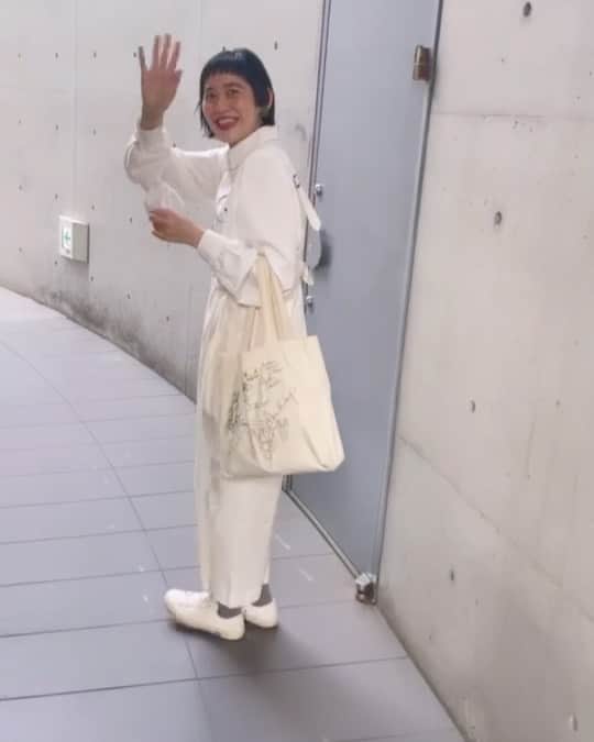 のインスタグラム：「ありがとうございました✂︎♡ @kaori_negoro_anti   お乳ブラウス▶︎　@slooow_hands  @thetheseaandcake メンバーのサイン入りバッグは宝もの。 ・ ・ #サイドステップすり足」