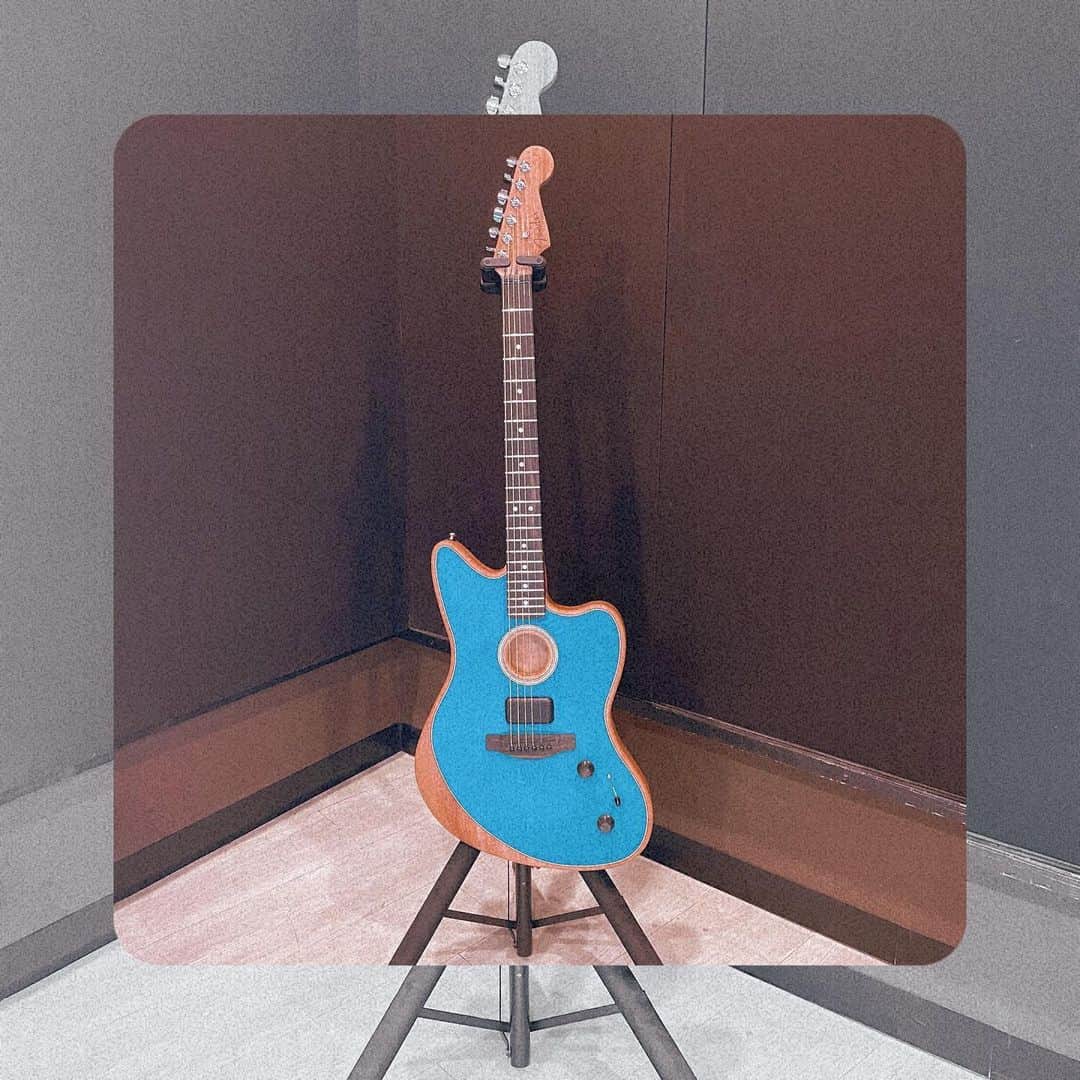 吉田菫さんのインスタグラム写真 - (吉田菫Instagram)「ᴬᶜᵒᵘˢᵗᵃˢᵒⁿᶦᶜ ᴶᵃᶻᶻᵐᵃˢᵗᵉʳ  新しく仲間入りしたギター♡ ピックアップでアコギの音とジャズマスターの音がセレクトできる万能ちゃん！ めちゃくちゃ軽いしお家ではもちろんライブで使うのも楽しみ💓  ・アコースティックでもエレクトリックでもないAcoustasonic Jazzmasterは、フェンダ ーがこれまでに作ったギターの中で最も多芸性に満ち溢れた製品であり、スタジオから ステージまでインスピレーションを誘うオールインワンツール💖  ブルー系は初めて🫐💙」4月3日 23時17分 - sumiredooon1228
