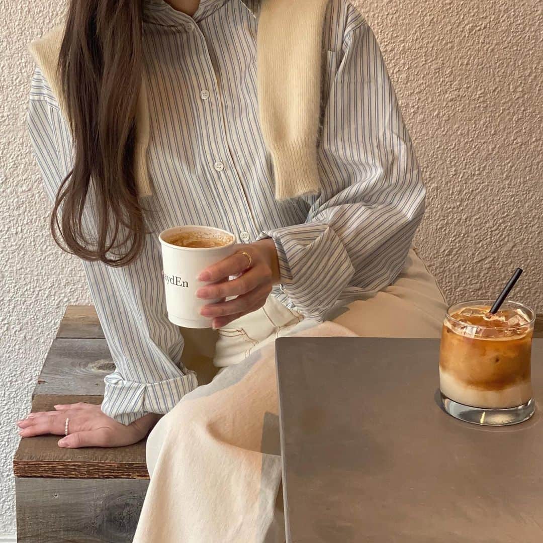 のインスタグラム：「住所非公開のカフェ☕️☕️''  #fashion #ootdfashion  #韓国ファッション #cafe#カフェ」