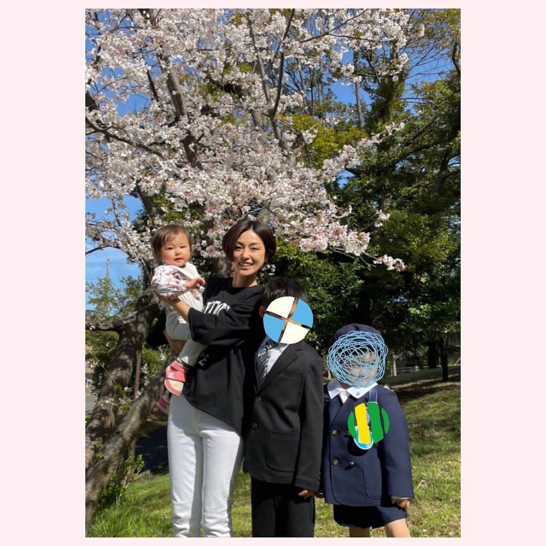 木下あゆ美のインスタグラム：「少し前、桜が満開の時に近所の公園で前撮りしました。入園式、入学式にはもう葉桜。撮っておいて良かった😌 #前撮りというアイデア　#撮れて良かった　#平日の朝でバタバタ　#ママもちゃんとした服着るべきだった🥲 #cherryblossoms   The shooting under tree of cherry blossoms.」