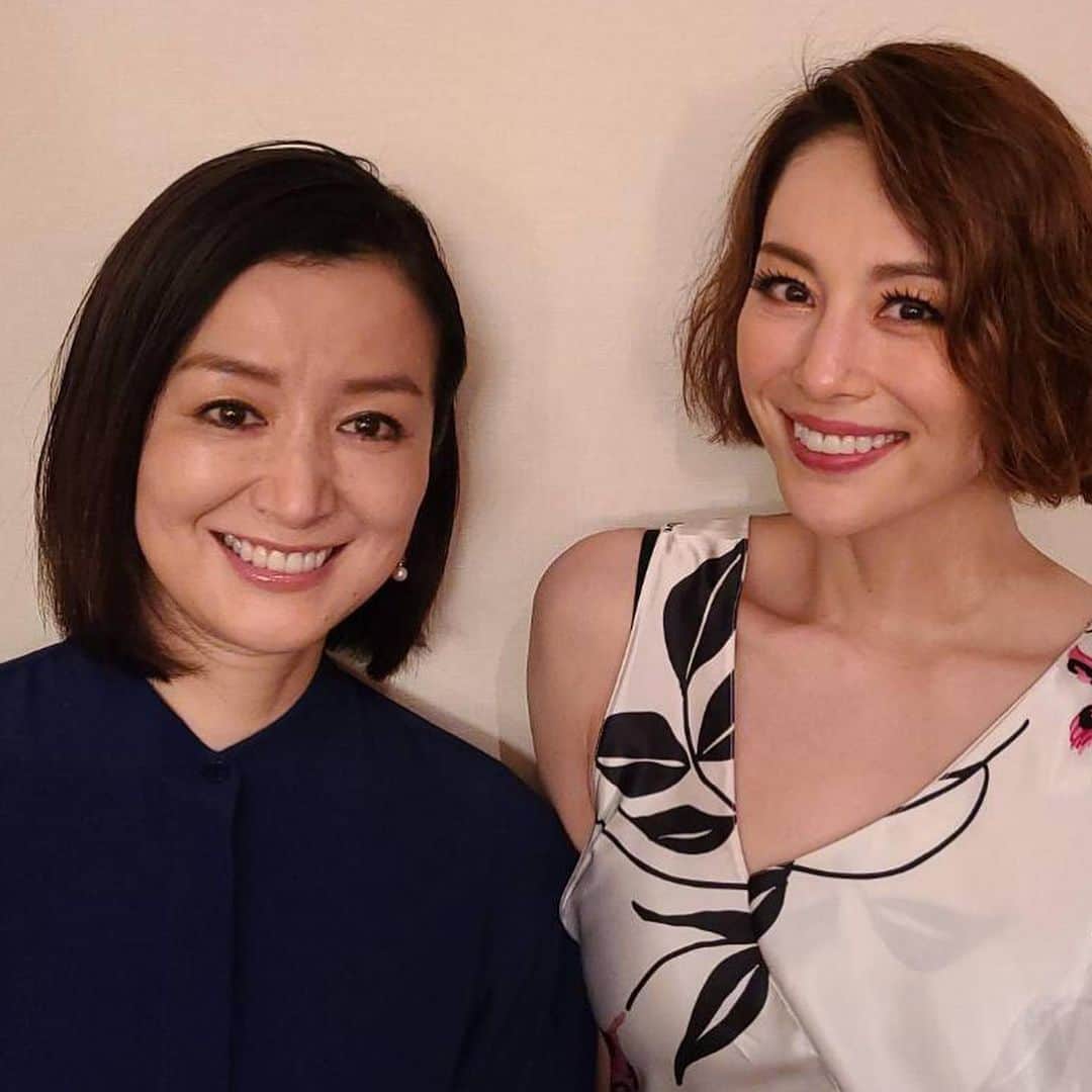 米倉涼子のインスタグラム：「今日は私の憧れの大先輩、鈴木京香さんがゲストに来てくださいました✨﻿ とっても優しくて、女性らしくて穏やかな私にはないところを沢山もってらっしゃる尊敬する大先輩！﻿ キラキラしてて私はキンチョーしっぱなしでした❣️﻿ 沢山のお話し本当にありがとうございました❗️﻿ ﻿ For tonights special guest we had Kyoka Suzuki!﻿ ﻿ She is always very kind, calm, and super feminine and I will always admire her because she has so many things that I don't have and I will never get.﻿ ﻿ Thank you so much for coming out tonight❤️﻿ ﻿ ﻿ @kyokasuzuki_official  #cottonclub  #DISFUTA #感謝」