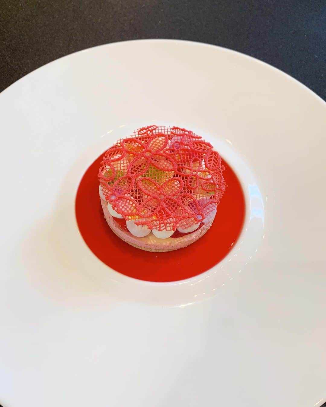 舞川あいくさんのインスタグラム写真 - (舞川あいくInstagram)「Joel Robuchon🍽  まるで美術館にきたような 華やかで美しいお料理と洗練された空間。  やっぱり美しいものが好き😊💕  #JoelRobuchon」4月4日 0時04分 - aiku_0817__