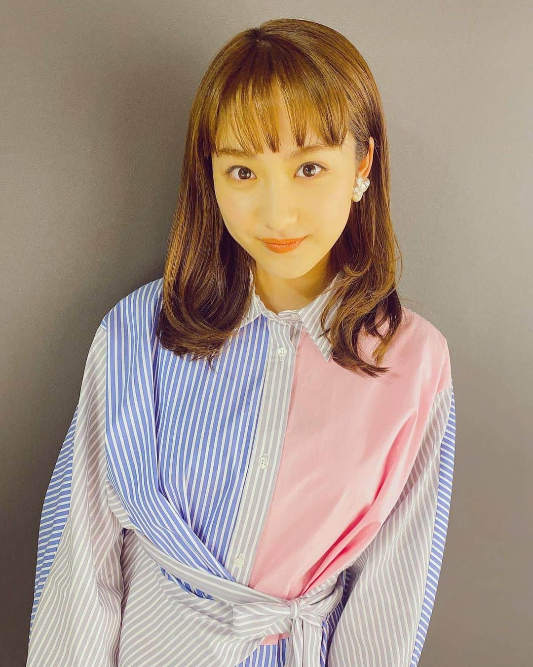 平祐奈さんのインスタグラム写真 - (平祐奈Instagram)「久々のイベント🌸 YunaFamilyに約1年ぶりにお会いできて とっても嬉しかったです🤤✨ 初めましての方もいらっしゃって下さって いて嬉しかったな〜ぁ✨  1年前は受験生だった女の子が無事合格報告しに来てくれたり、小学生から応援してくれていていつも親御さんと来てくれていた女の子が1人で来てくれたり、私が中学生の頃からずっと成長を見守って下さっているYunaFamilyとはもう10年の付き合いになっていたり、、 なんだか感慨深い時間でした🥺ｳﾙｳﾙ 本当に名前の通りもう家族ですね。。。 勝手にそう思ってます🥰  お手紙やプレゼントも全て拝見しました🌼 カレンダーGETして会いに来てくださるだけで幸せなのにいつもお心遣いすみません。ありがとうございます🙏  このような情勢の中でも無事にイベント開催して下さった運営スタッフの皆さん、そしてお越しくださったみなさん、想いを届けて下さったみなさん、ありがとうございました✴︎  今日お会いできなかった方もカレンダー届いたよ!のメッセージ受け取ってます☺︎  QRコードから撮影裏の様子もみれるのでそちらもぜひ楽しんでみて下さい🐒  今日ねYunaFamilyに会う為に @daisukeaoki_tiechel さんと @manami_tiechel さんに春らしい髪型にカットして貰ったんだ〜！🌸ﾍﾍﾍ  YunaFamilyも今日もオシャレでとっても素敵でした💎  今日は余韻に浸りながら良い眠りにつけそうだ〜！ みなさんもゆっくり休んで下さい💫 ありがとうございました🌸  #平祐奈カレンダーイベント2021 #YunaFamily」4月4日 0時47分 - yunataira_official