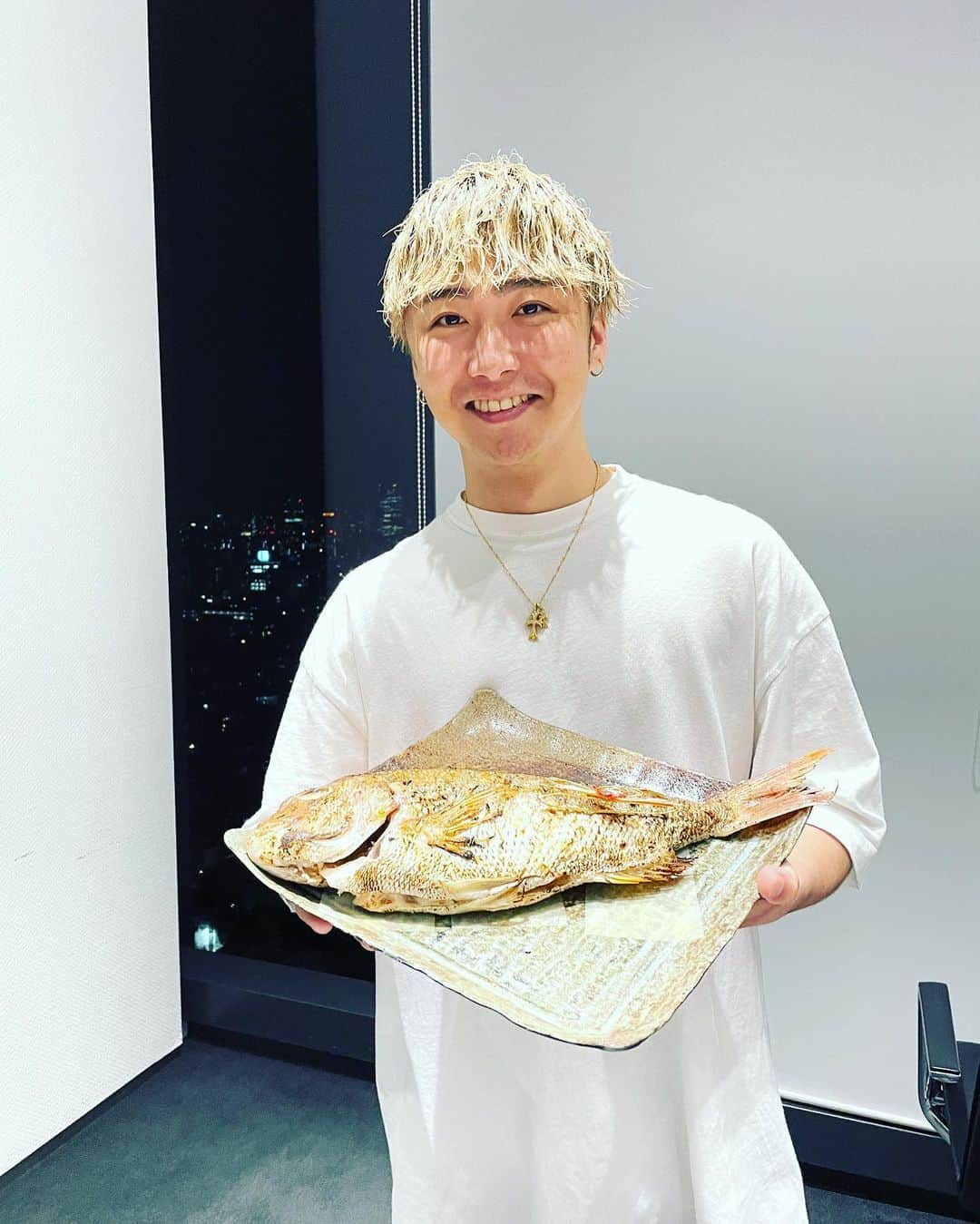 大野雄大さんのインスタグラム写真 - (大野雄大Instagram)「大野雄大、4月1日に無事に32歳を迎える事ができました。  たくさんの方にお祝いしていただけて、感謝の気持ちでいっぱいです。  31歳の1年間は正直歌い足りない1年間で悔しい想いもありましたが、 32歳はもっともっとたくさん歌いたいですし、 変わらず自分らしく毎日を楽しく過ごし、いつも支えて下さる僕の周りの皆さんを少しでも笑顔にできるようなそんな人間になれるよう過ごしていきたいと思います！！  先日から公開させていただいた THE FIRST TAKEをはじめ、 本当に素敵なスタートをきることが出来たことも感謝の気持ちでいっぱいです。  たくさん歌って、たくさんの人と出逢って、たくさん楽しんで笑っていたい！！！  笑顔の伝染のスイッチを目指していこうと思います☺️❗️❗️  #誕生日ほど感謝の気持ちが溢れる日はない #両親に感謝 #後悔のない32歳にするぞ #一つ歳を取った大野雄大も宜しくお願い致します」4月4日 0時49分 - da_ice_udai