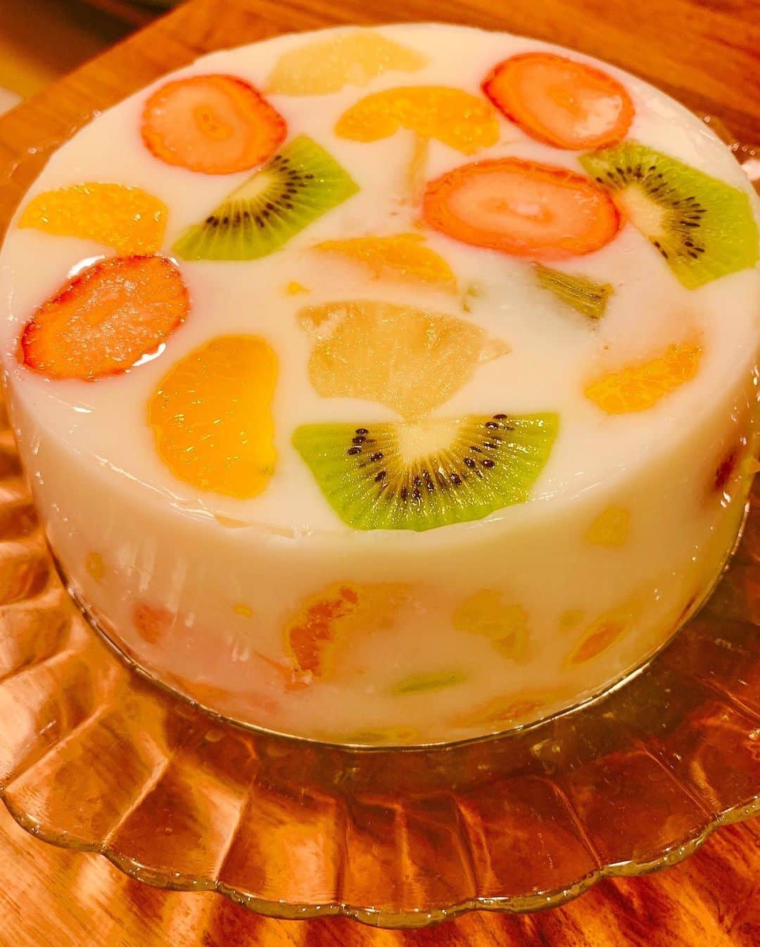 福圓美里さんのインスタグラム写真 - (福圓美里Instagram)「@m.okazakiさんのレシピで フルーツ牛乳寒天ケーキ作りました☺️✨✨  とても艶やかでおいしい…✨」4月4日 1時12分 - misato_fukuen