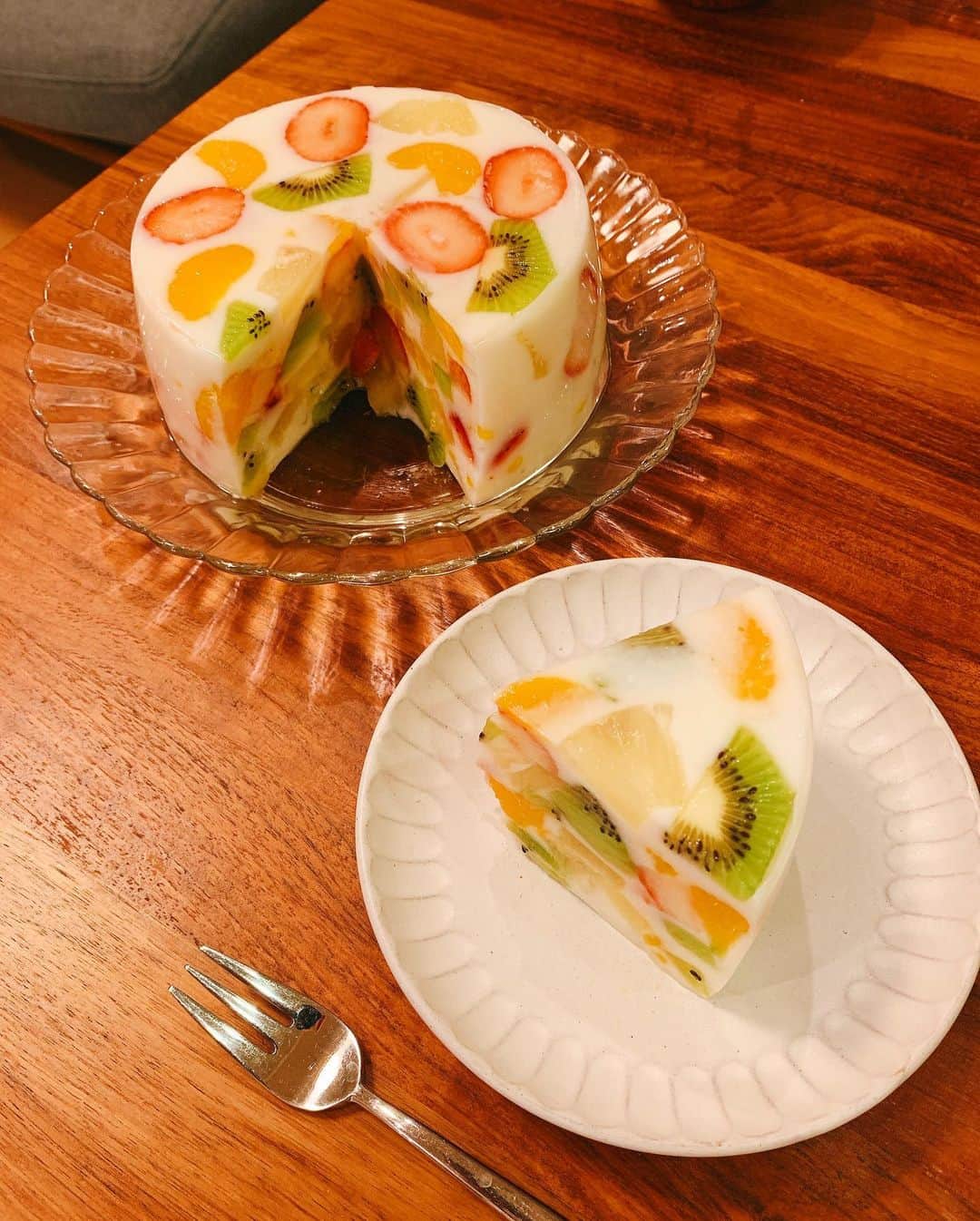 福圓美里のインスタグラム：「@m.okazakiさんのレシピで フルーツ牛乳寒天ケーキ作りました☺️✨✨  とても艶やかでおいしい…✨」
